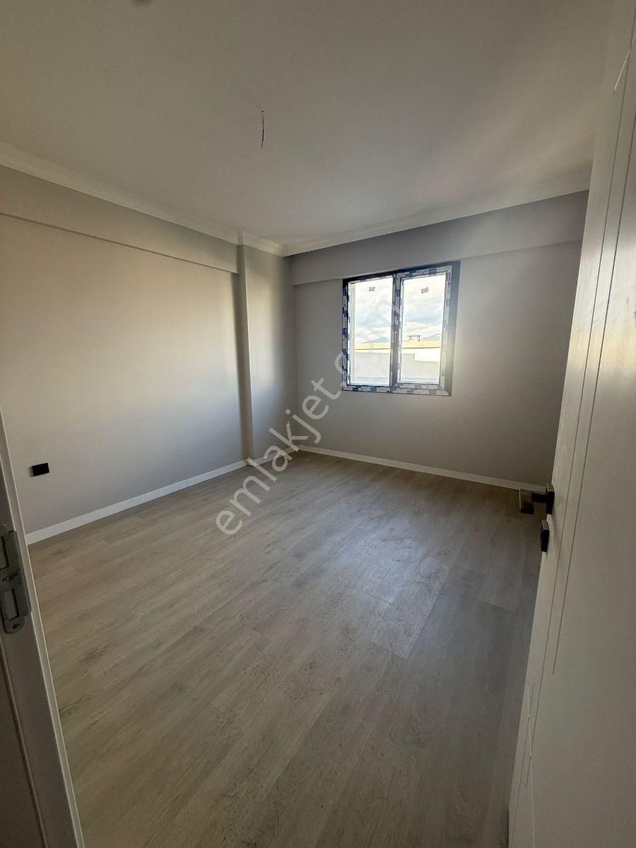 Menemende Satılık Daire 2+1 Devlet Hastanesi Yakını - Görsel 5