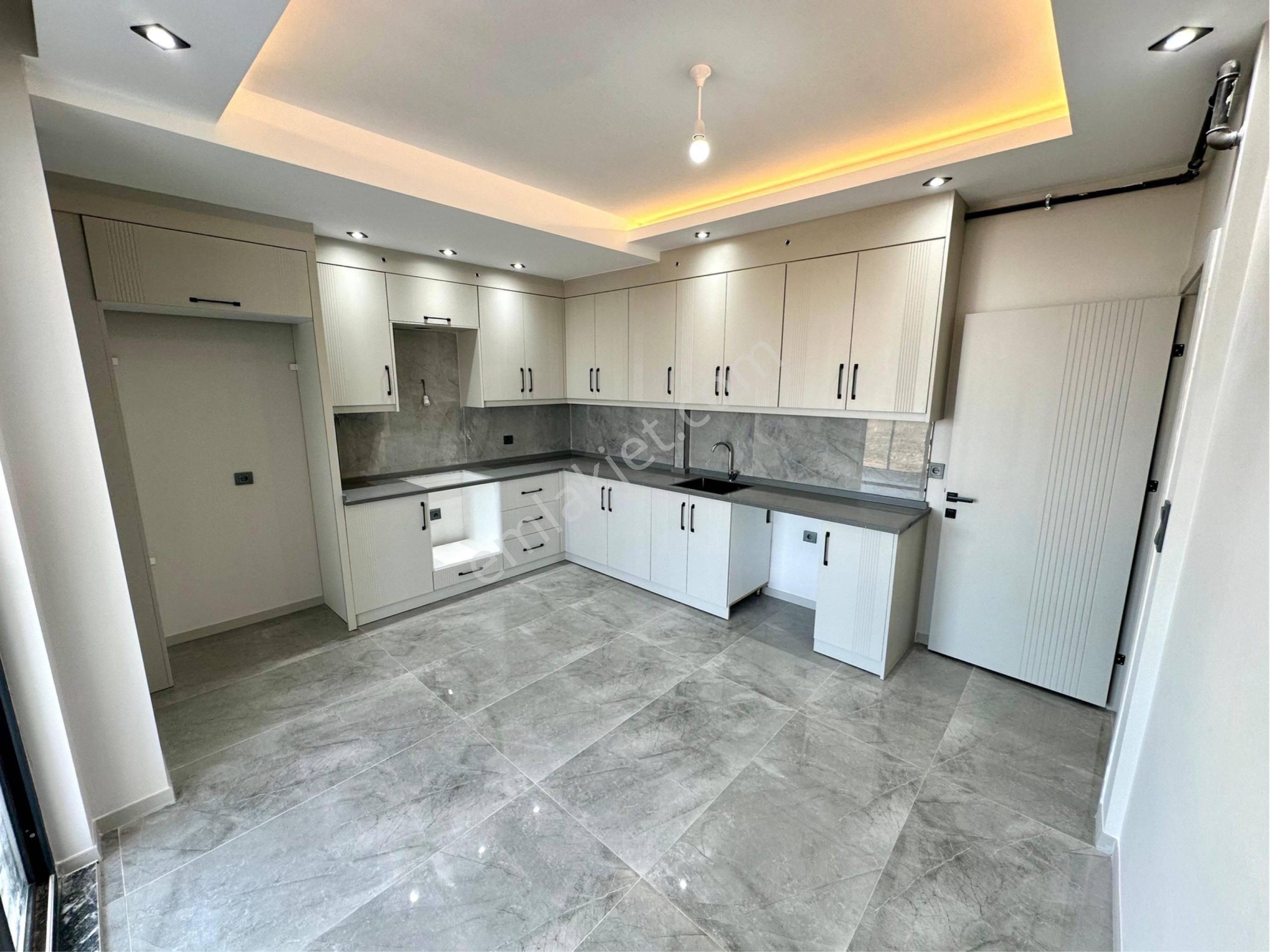 Yenişafakta 3+1 150m2 Sıfır Arakat Satılık Fırsat Daire