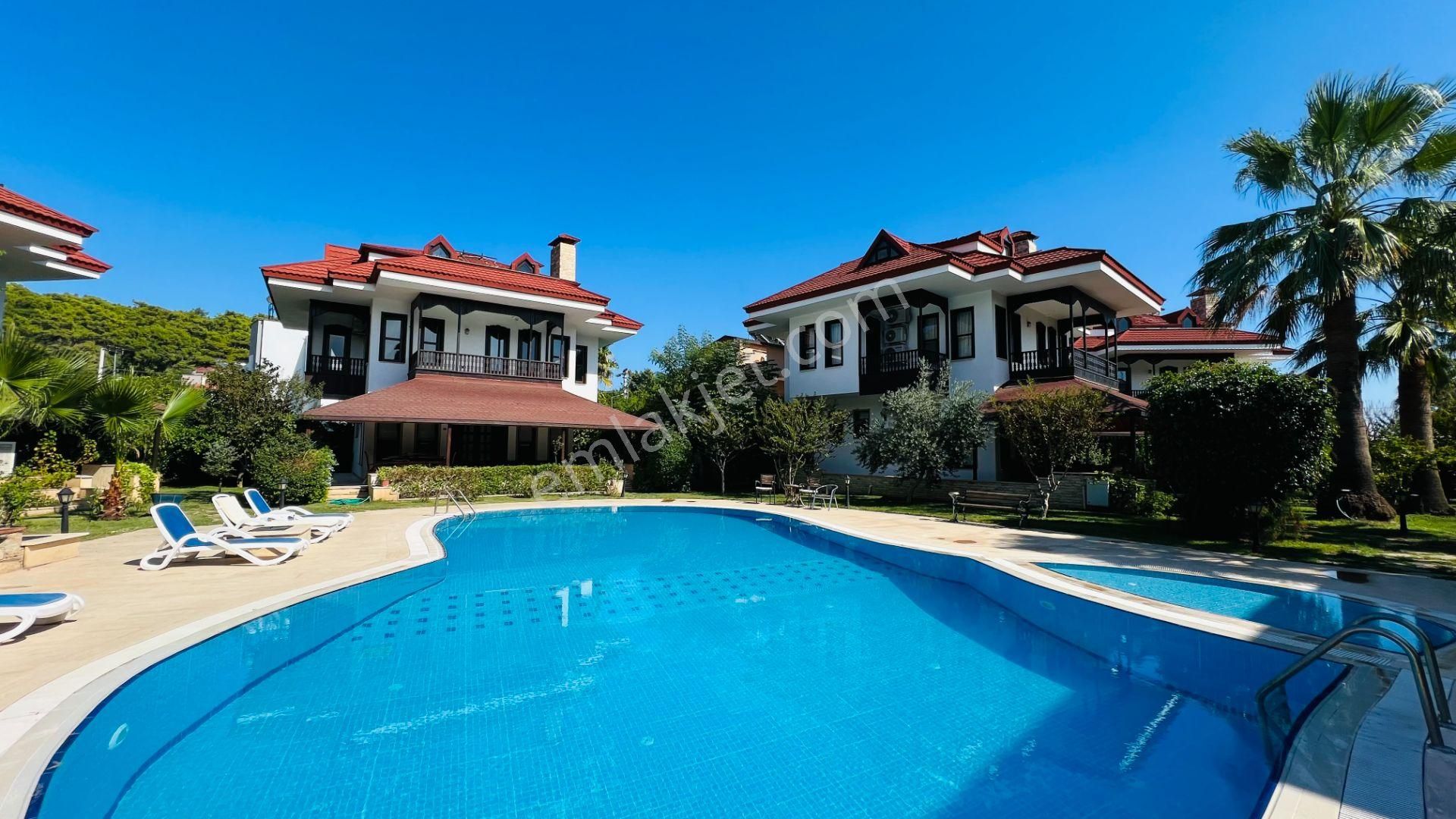 Kemer Kiriş'te Dağ Manzaralı Site İçinde Satılık Müstakil Villa