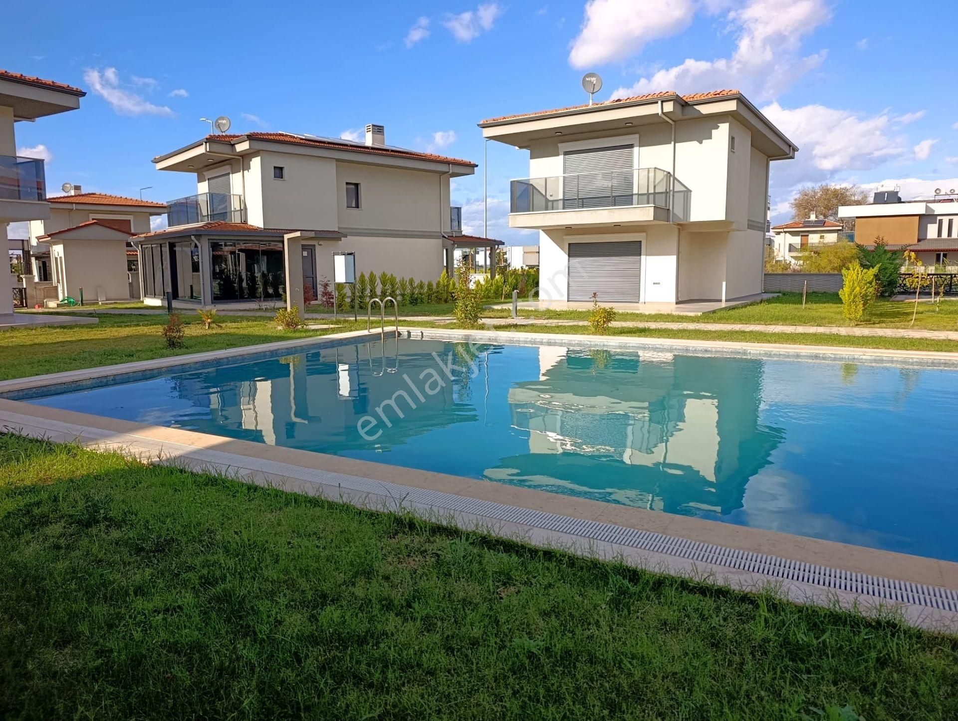 Kuşadası Güzelçamlı’nın En Gözde Konumunda Sıfır 3+1 Villa – Büyük Bahçe, Havuz, 12 Ay Yaşam! - Görsel 33