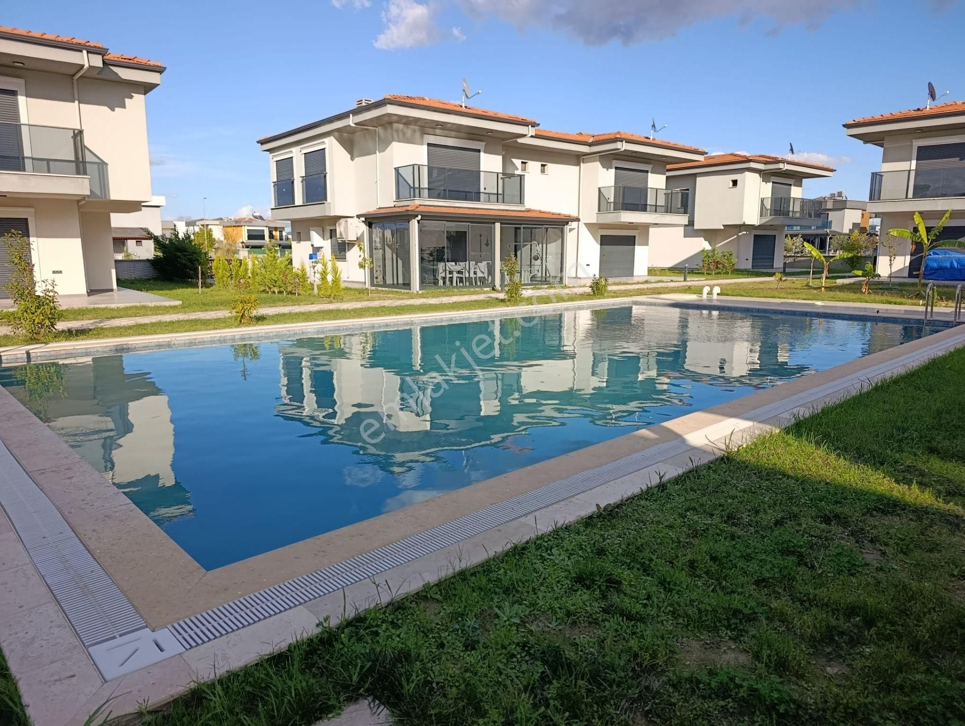 Kuşadası Güzelçamlı’nın En Gözde Konumunda Sıfır 3+1 Villa – Büyük Bahçe, Havuz, 12 Ay Yaşam! - Görsel 31