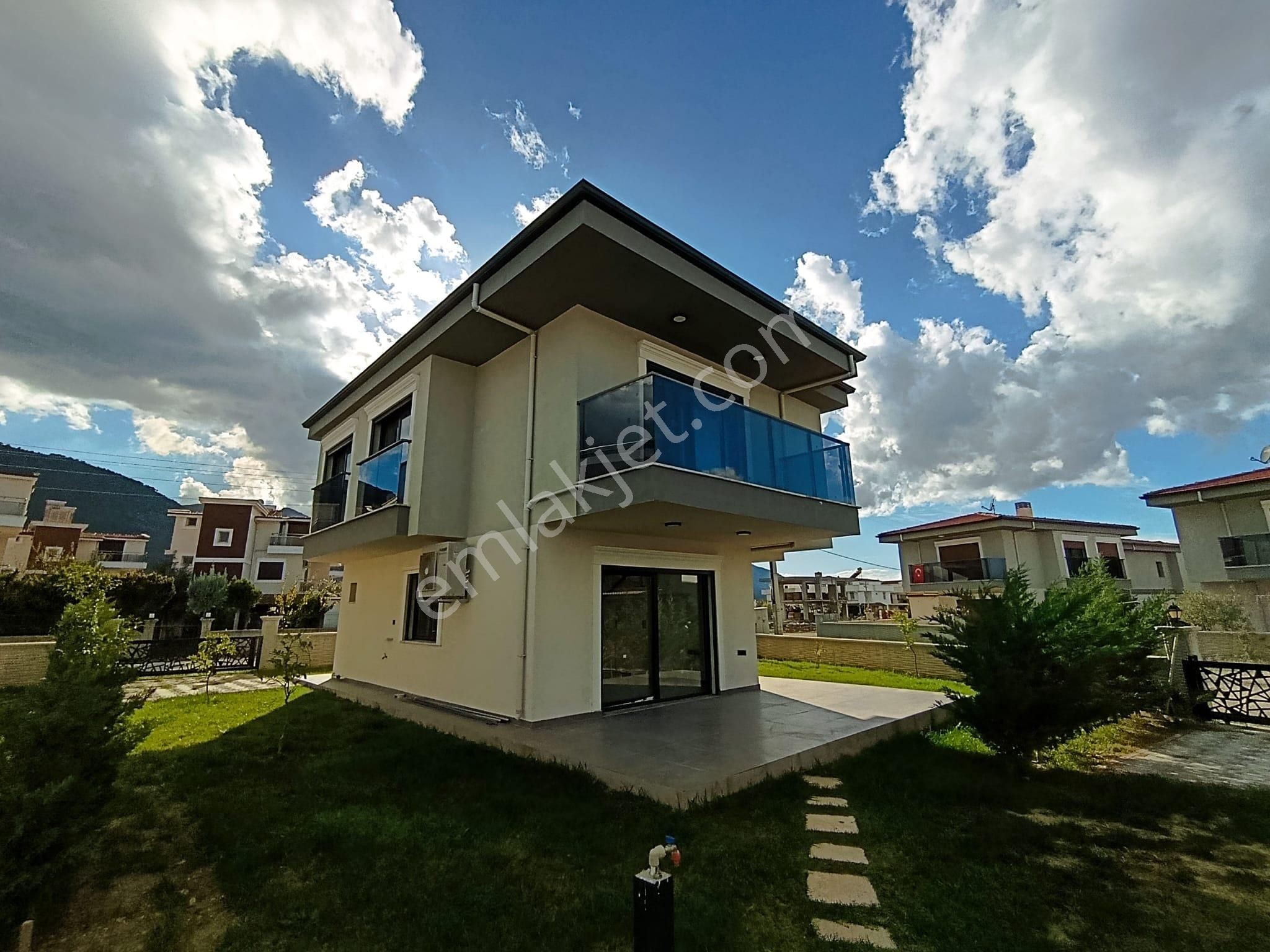 Kuşadası Güzelçamlı’nın En Gözde Konumunda Sıfır 3+1 Villa – Büyük Bahçe, Havuz, 12 Ay Yaşam!