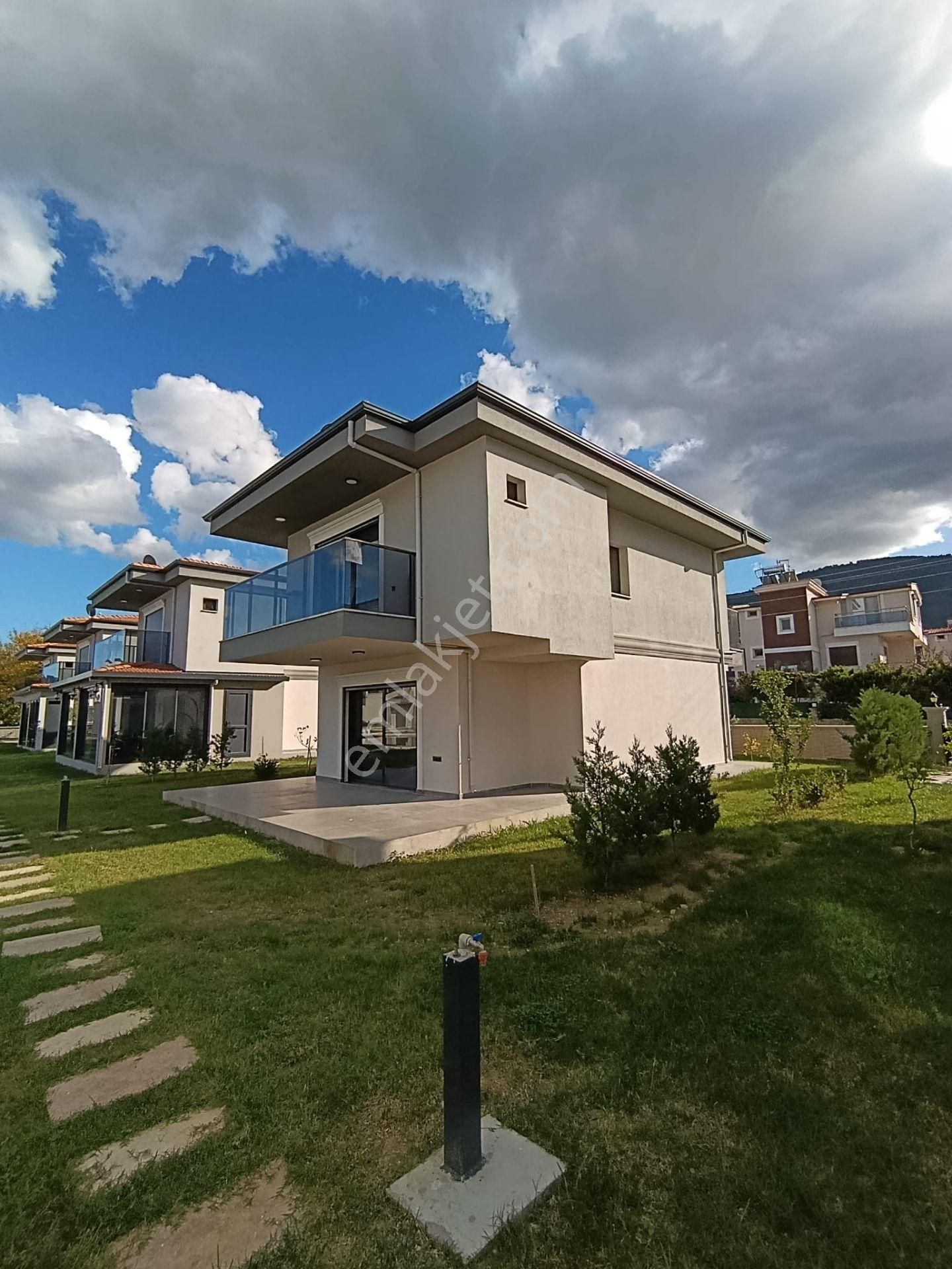 Kuşadası Güzelçamlı’nın En Gözde Konumunda Sıfır 3+1 Villa – Büyük Bahçe, Havuz, 12 Ay Yaşam! - Görsel 32