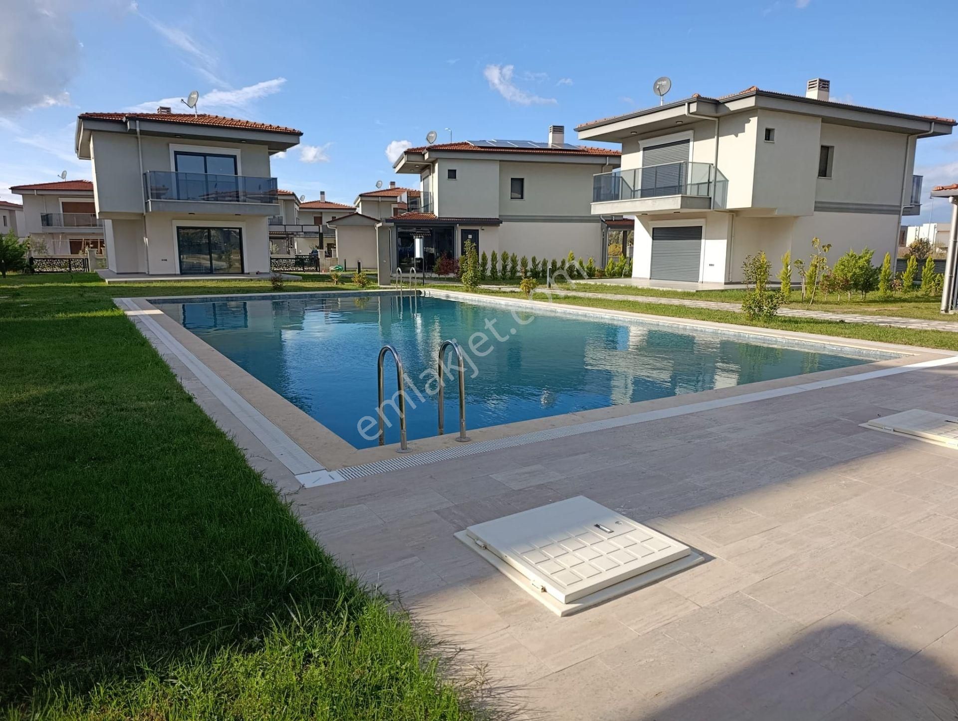 Kuşadası Güzelçamlı’nın En Gözde Konumunda Sıfır 3+1 Villa – Büyük Bahçe, Havuz, 12 Ay Yaşam! - Görsel 34