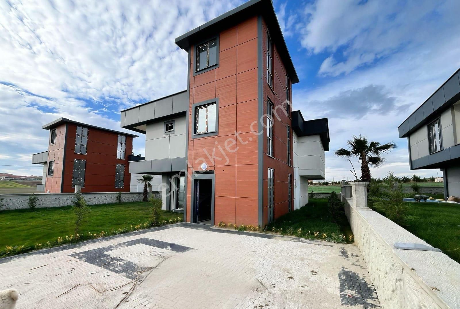 Silivri Selimpaşa 'da Müstakil Havuzlu Tripleks Satılık Villa