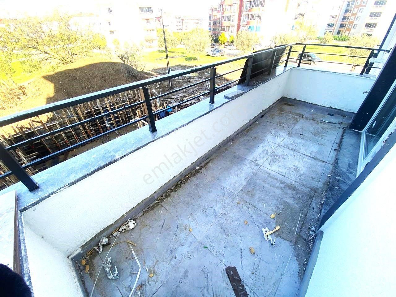 Burhaniye Cumhuriyet'te Ara Kat Geniş Balkonlu Asansörlü 1+1 Satılık Daire - Görsel 3
