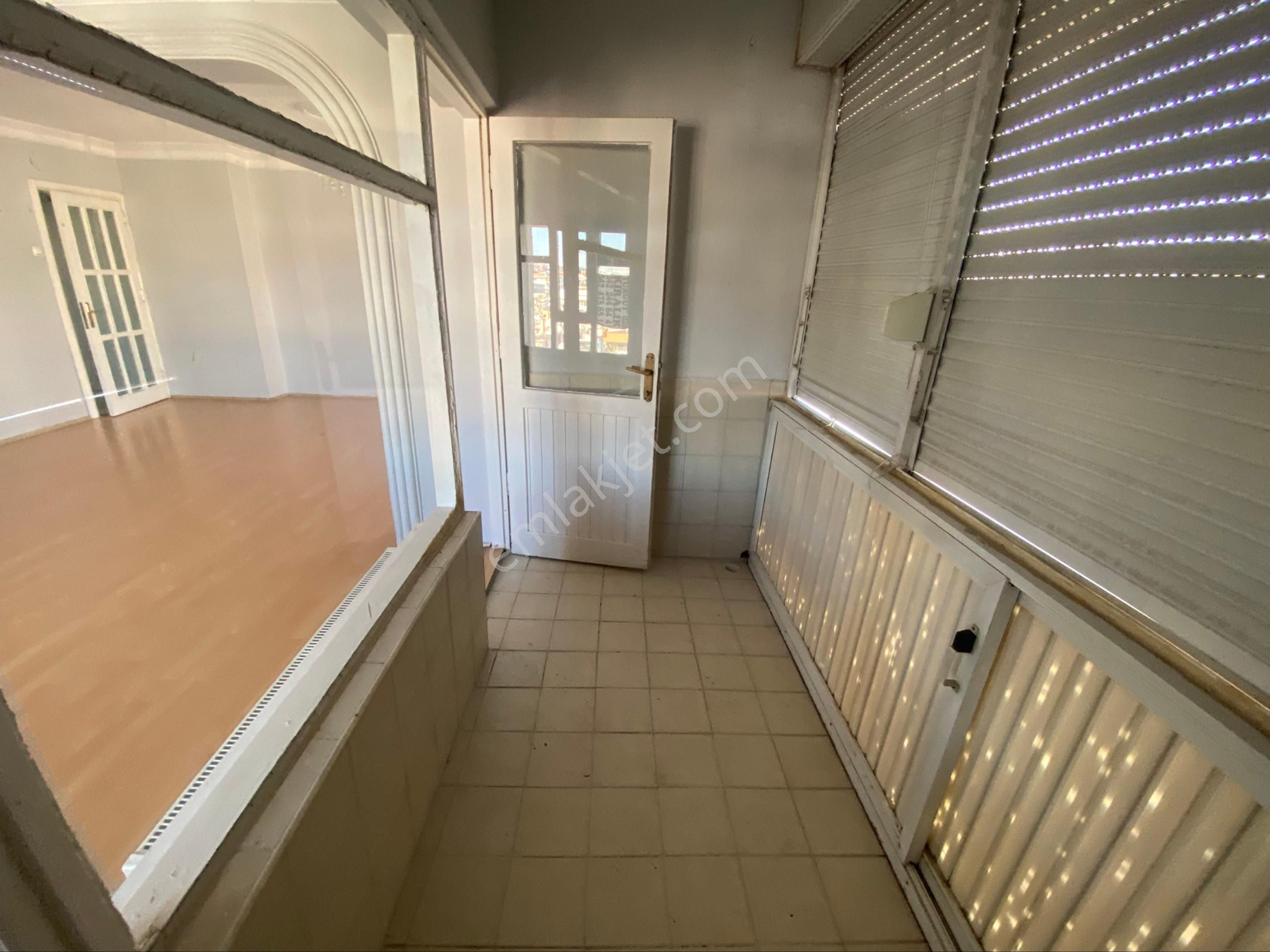 100yıl Caddesinde Kiralık Boş Daire Asansörlü 2+1/120m2 20.000tl. - Görsel 4