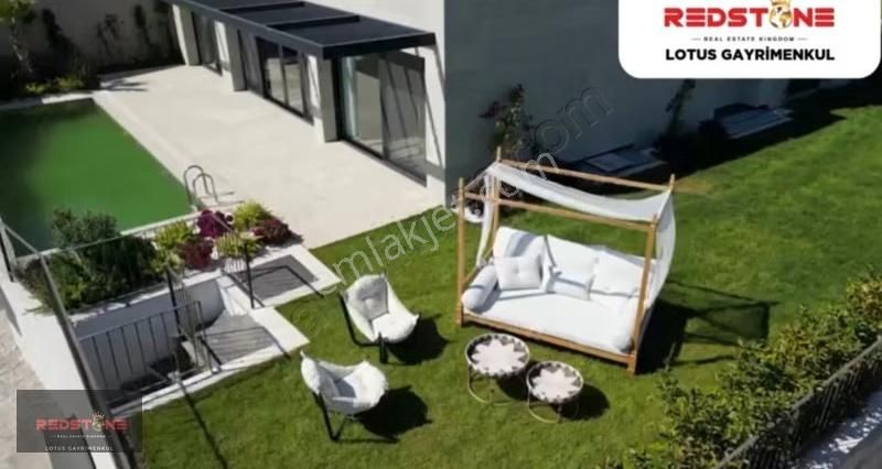 Yalıkavakta Site İçinde Müstakil Havuzlu 5+1 Kiralık Villa