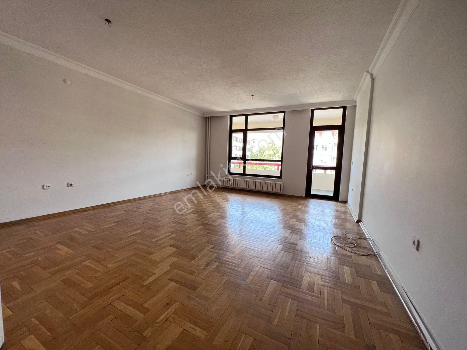 Atanora Vadi'den Dikmen Cad Üzeri 7*24 Güvenlikli Sitede Boş Ön Cephe 3+1