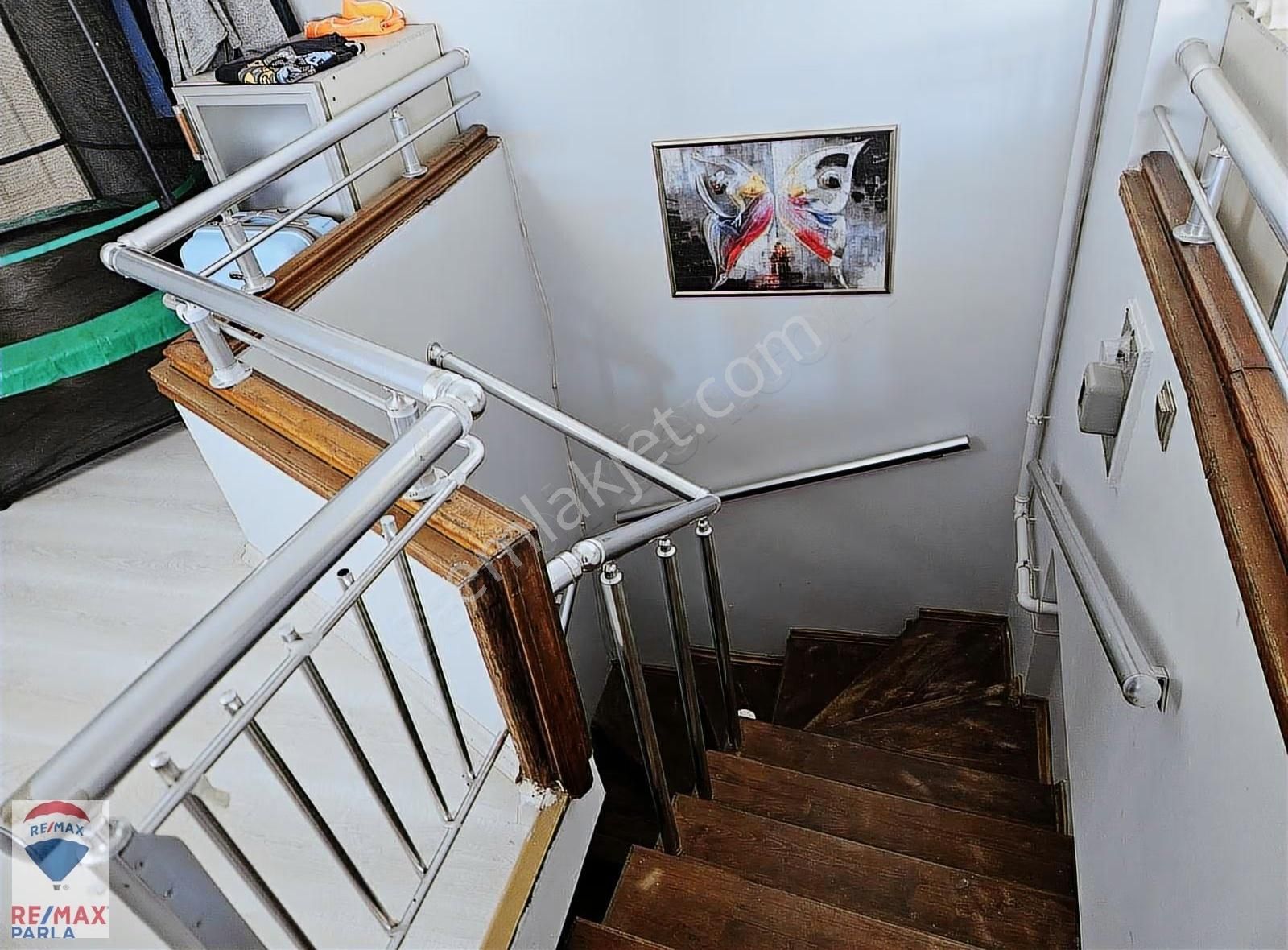 Çiftlik Caddesine Cephe Satılık 230 M2 5+2 Daire