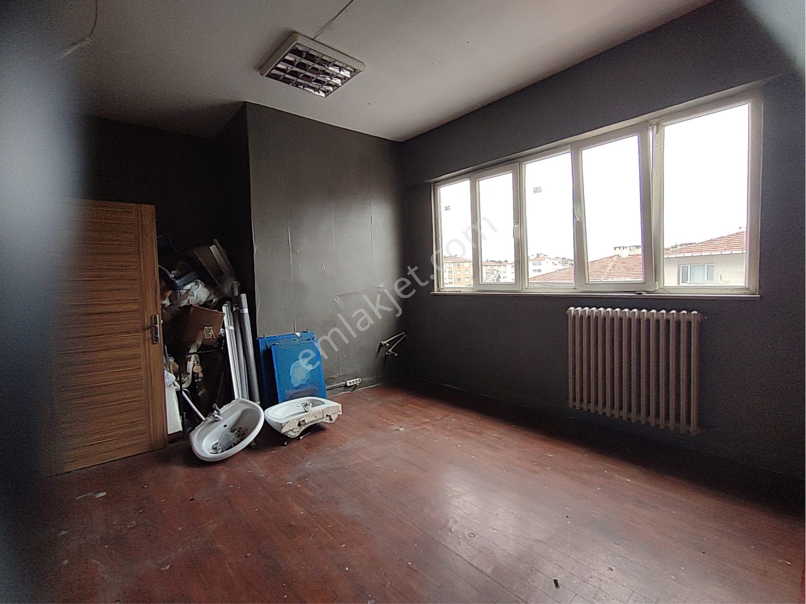 Merterde İtfaiyenin Yanında 270 M2 3. Kat Asansörlü Otoparklı - Görsel 34