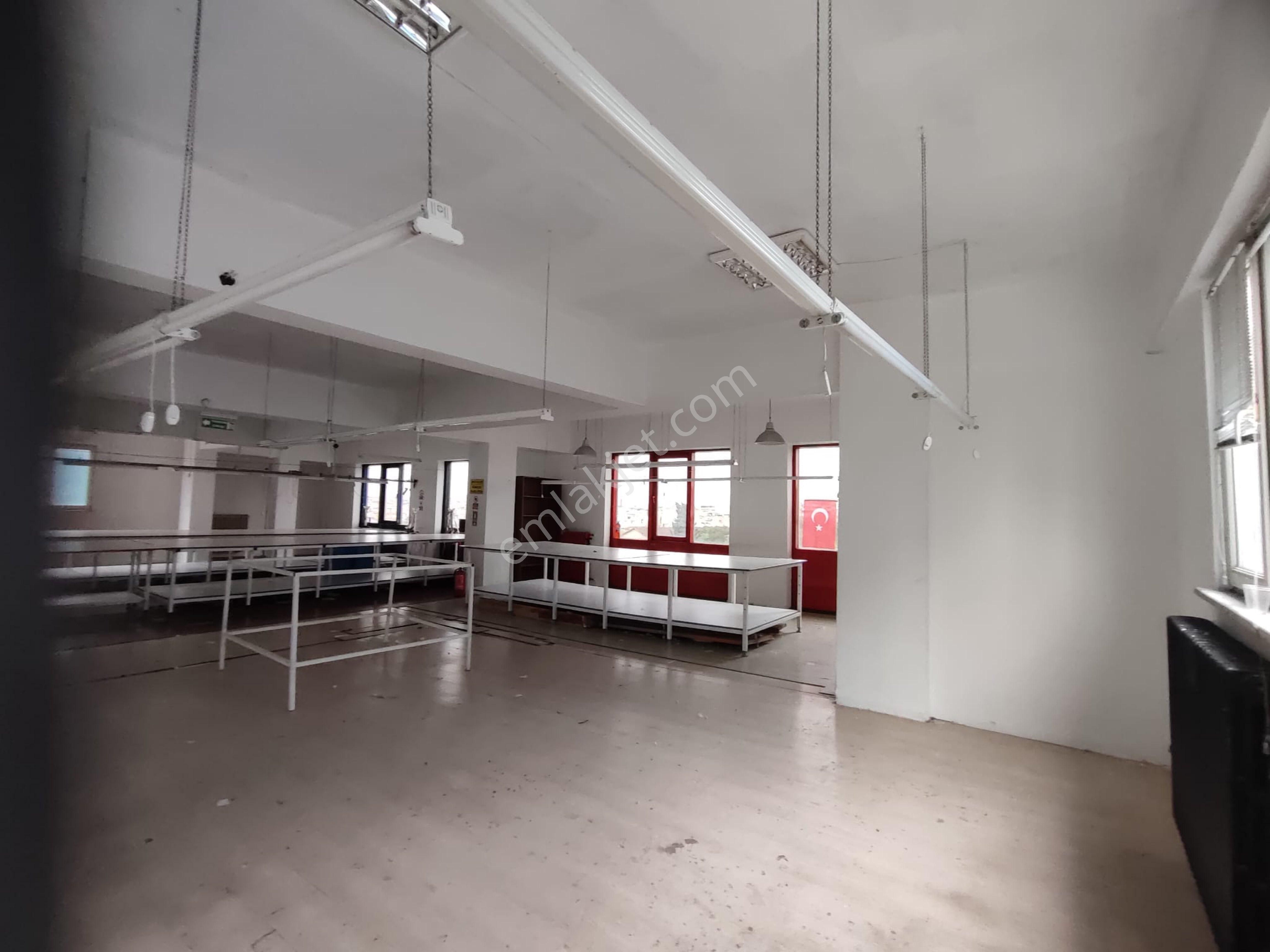 Merterde İtfaiyenin Yanında 270 M2 3. Kat Asansörlü Otoparklı - Görsel 4