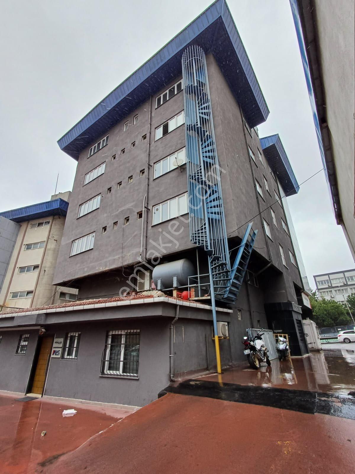 Merterde İtfaiyenin Yanında 270 M2 3. Kat Asansörlü Otoparklı - Görsel 27