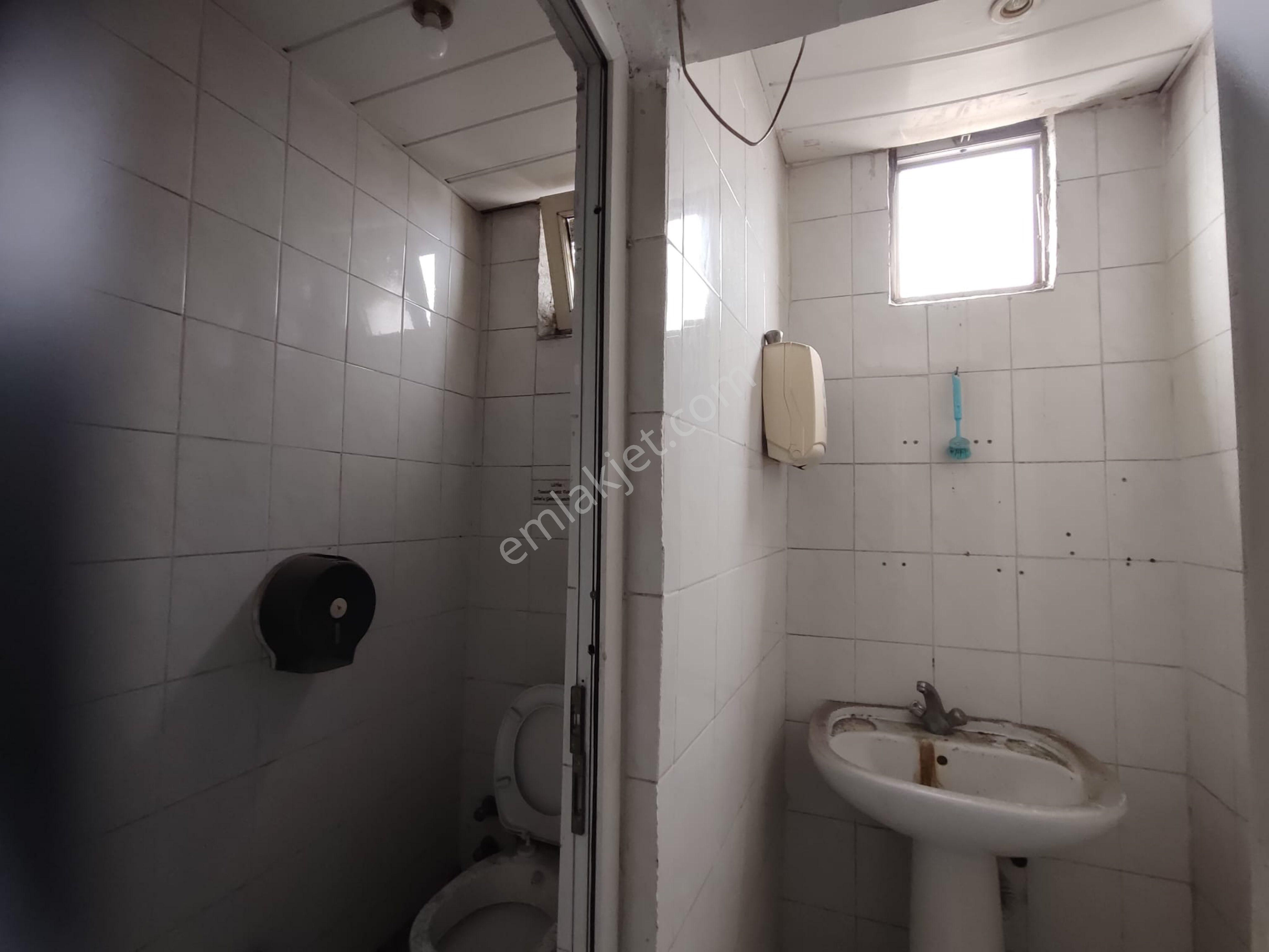 Merterde İtfaiyenin Yanında 270 M2 3. Kat Asansörlü Otoparklı - Görsel 32