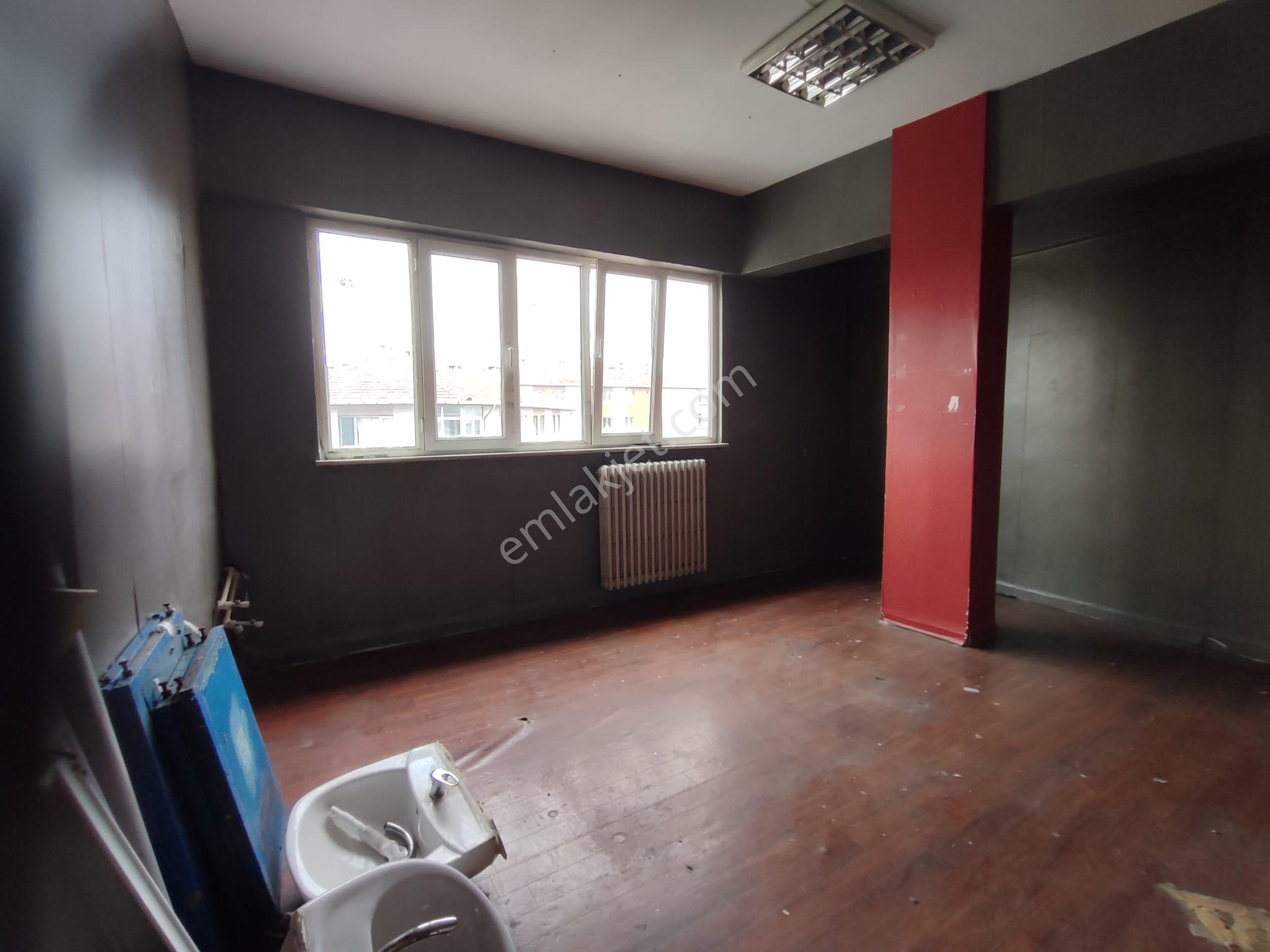 Merterde İtfaiyenin Yanında 270 M2 3. Kat Asansörlü Otoparklı - Görsel 24