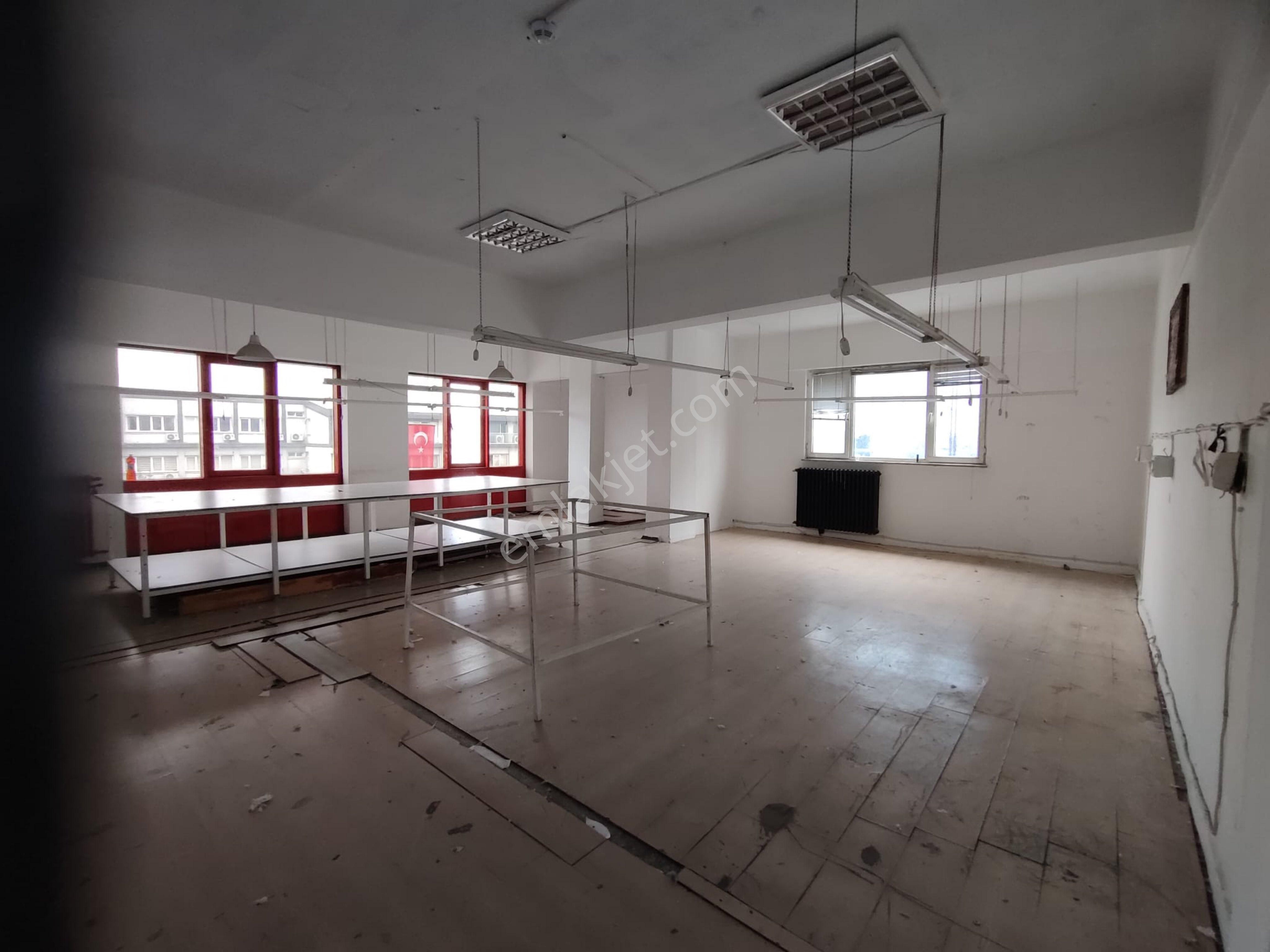 Merterde İtfaiyenin Yanında 270 M2 3. Kat Asansörlü Otoparklı