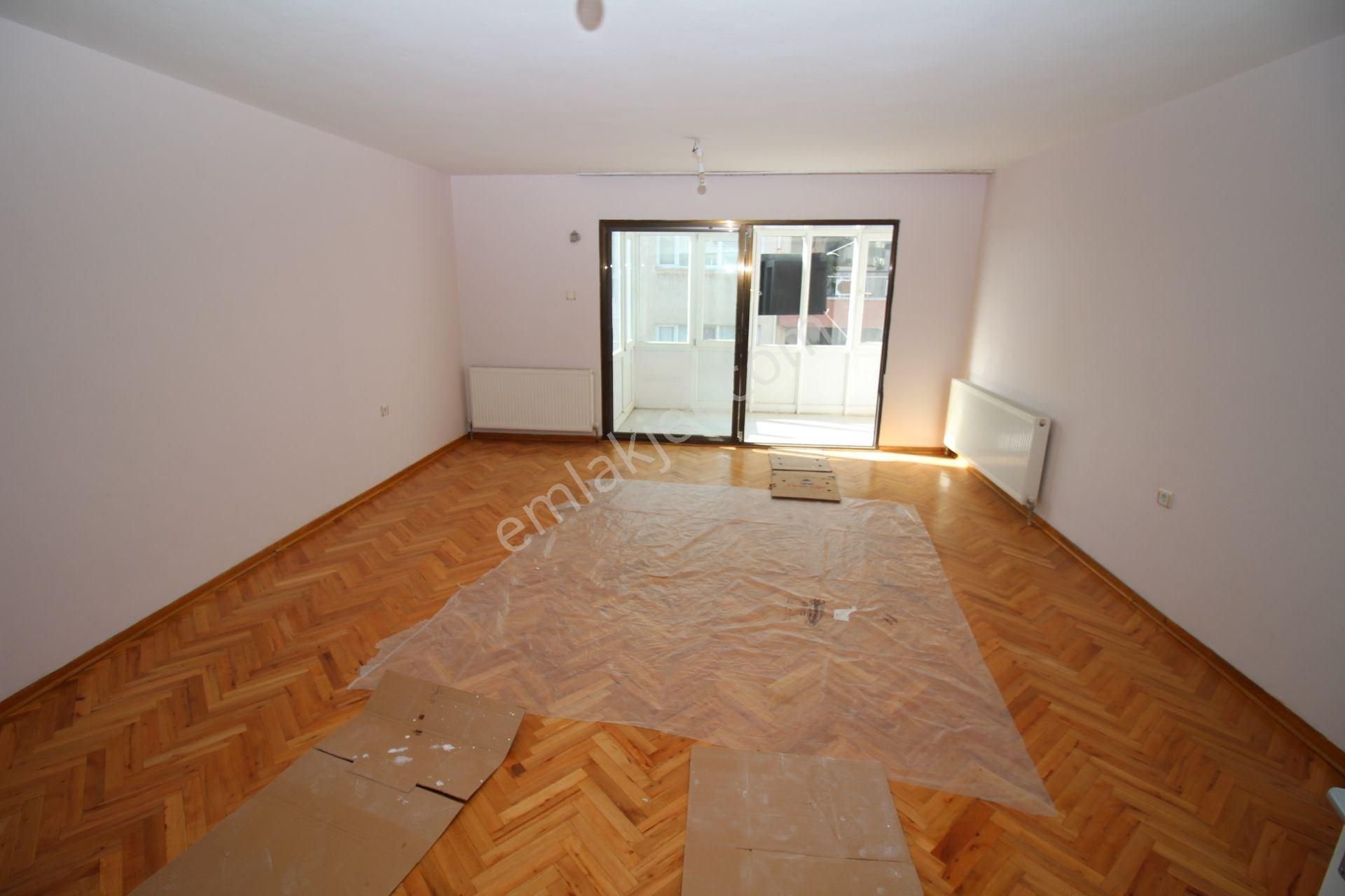 Üçkuyular Merkezde Arakat Bakımlı D.gazlı 3+1 Kiralık