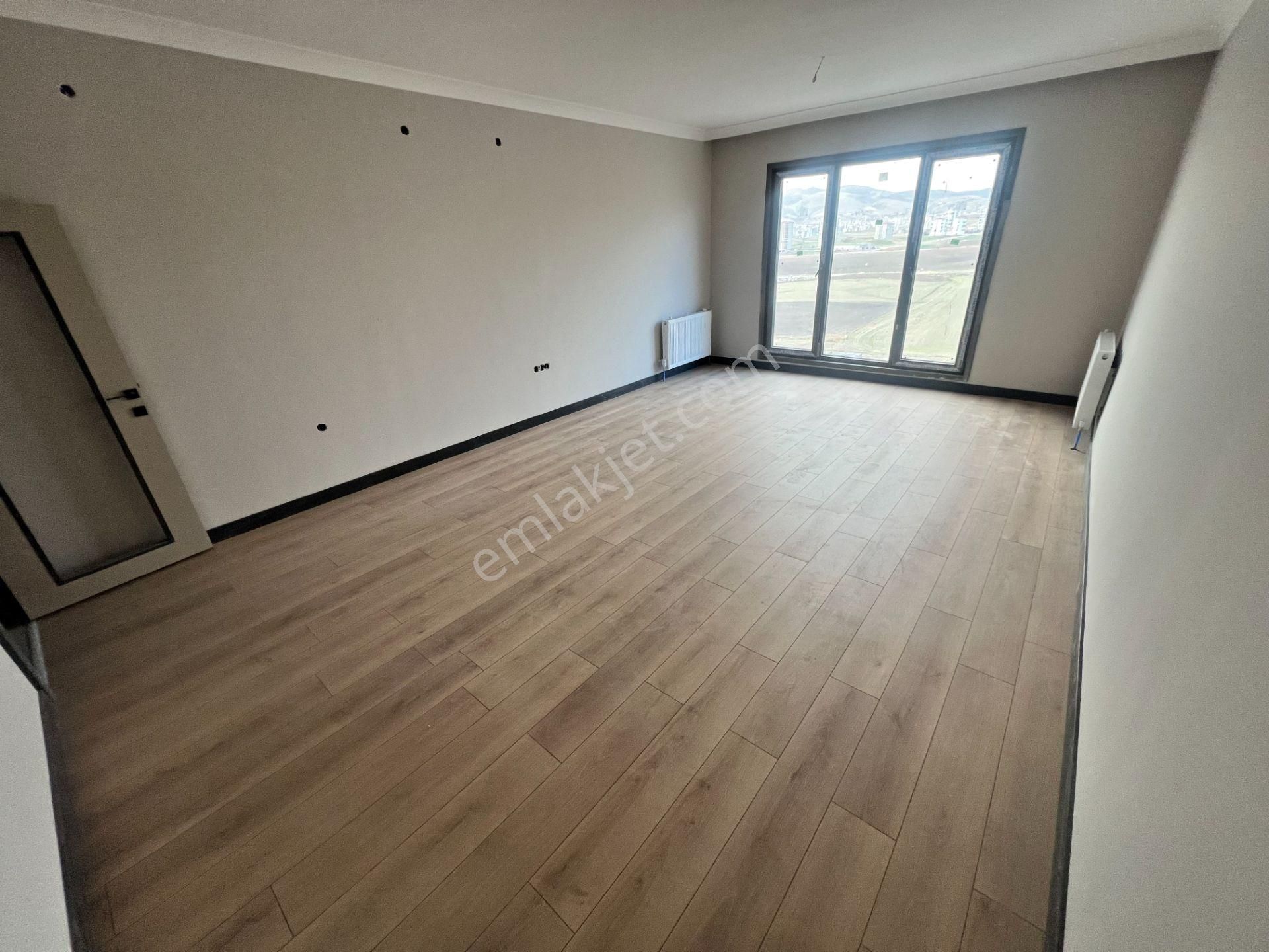 Cihandan Ovacık'ta Bulvar Yakını Sıfır 4+1 Daire - Görsel 13