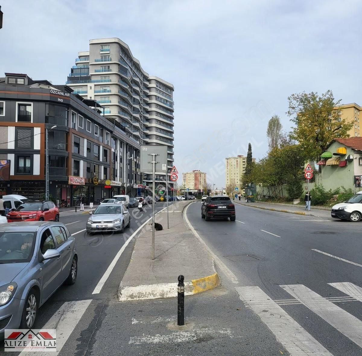 Alizeden Halkalı Meydanda Kupon Düz Ayak Ana Caddede Yeni Bina