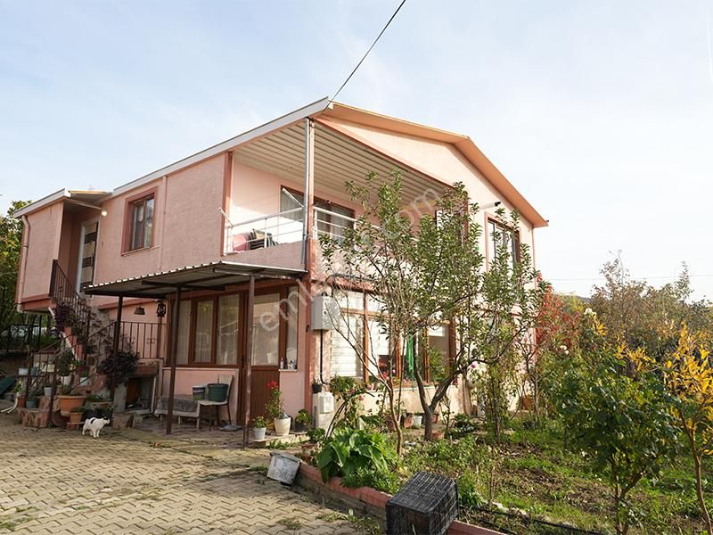 C21 Cius; Adliye Köyünde Deniz Manzaralı 2 Katlı Bahçeli Ev