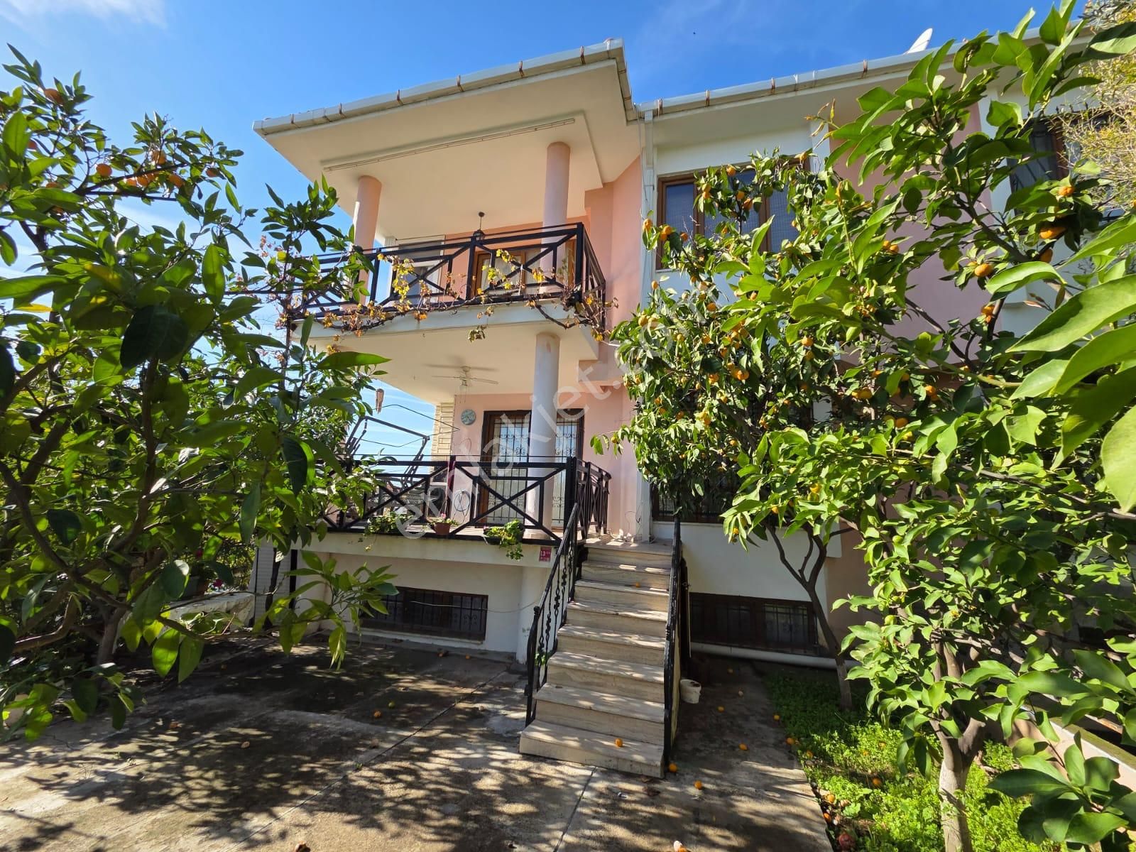 Altınoluk İlkbahar'dan Şehir İçinde Elit Mevkiide 350m² Arsa İçinde 7+2 Müstakil Köşe Villa