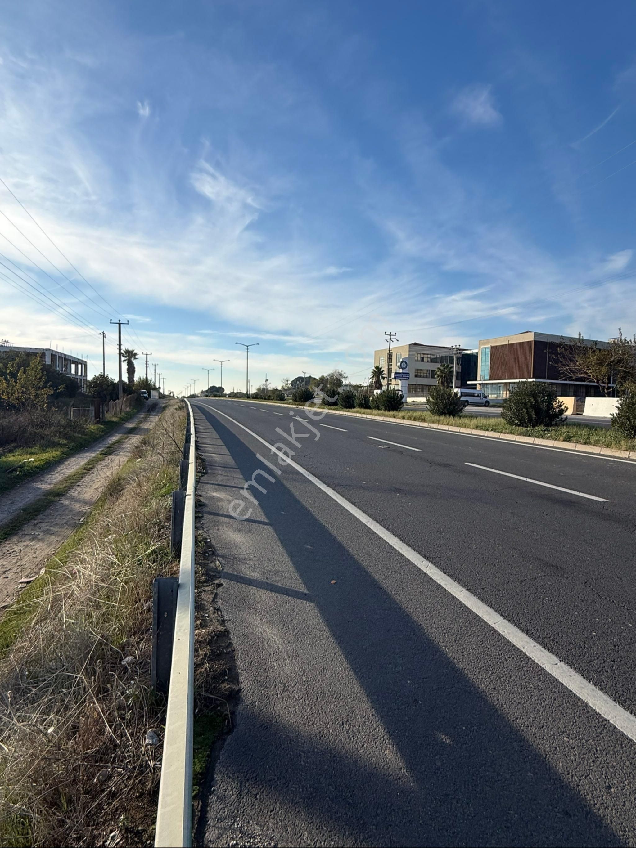 İzmir Denizli Karayoluna Sıfır 4.820 Metrekare Satılık Ticari Alan