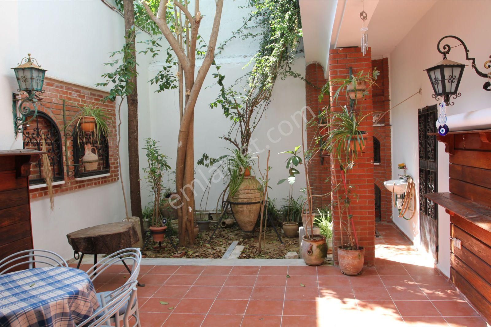 Doğa Gayrimenkul'den Ege Denizi Kıyısı Kuşadasının Merkezinde Kale Çarşısında Satılık 3 Katlı Bina - Görsel 8