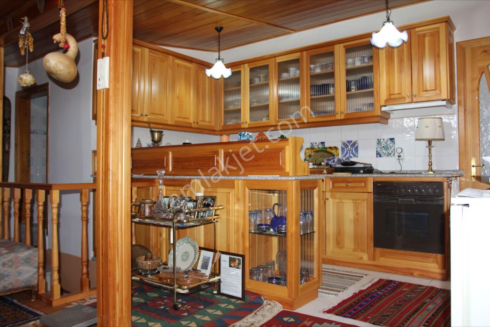 Doğa Gayrimenkul'den Ege Denizi Kıyısı Kuşadasının Merkezinde Kale Çarşısında Satılık 3 Katlı Bina - Görsel 7