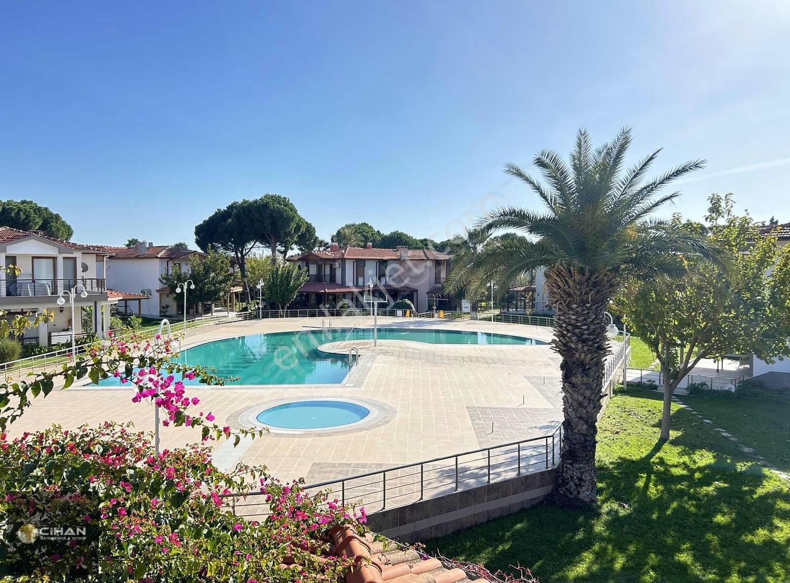 Ürkmez De Denize Sıfır Sitede Havuz Manzaralı Satılık Villa - Görsel 24