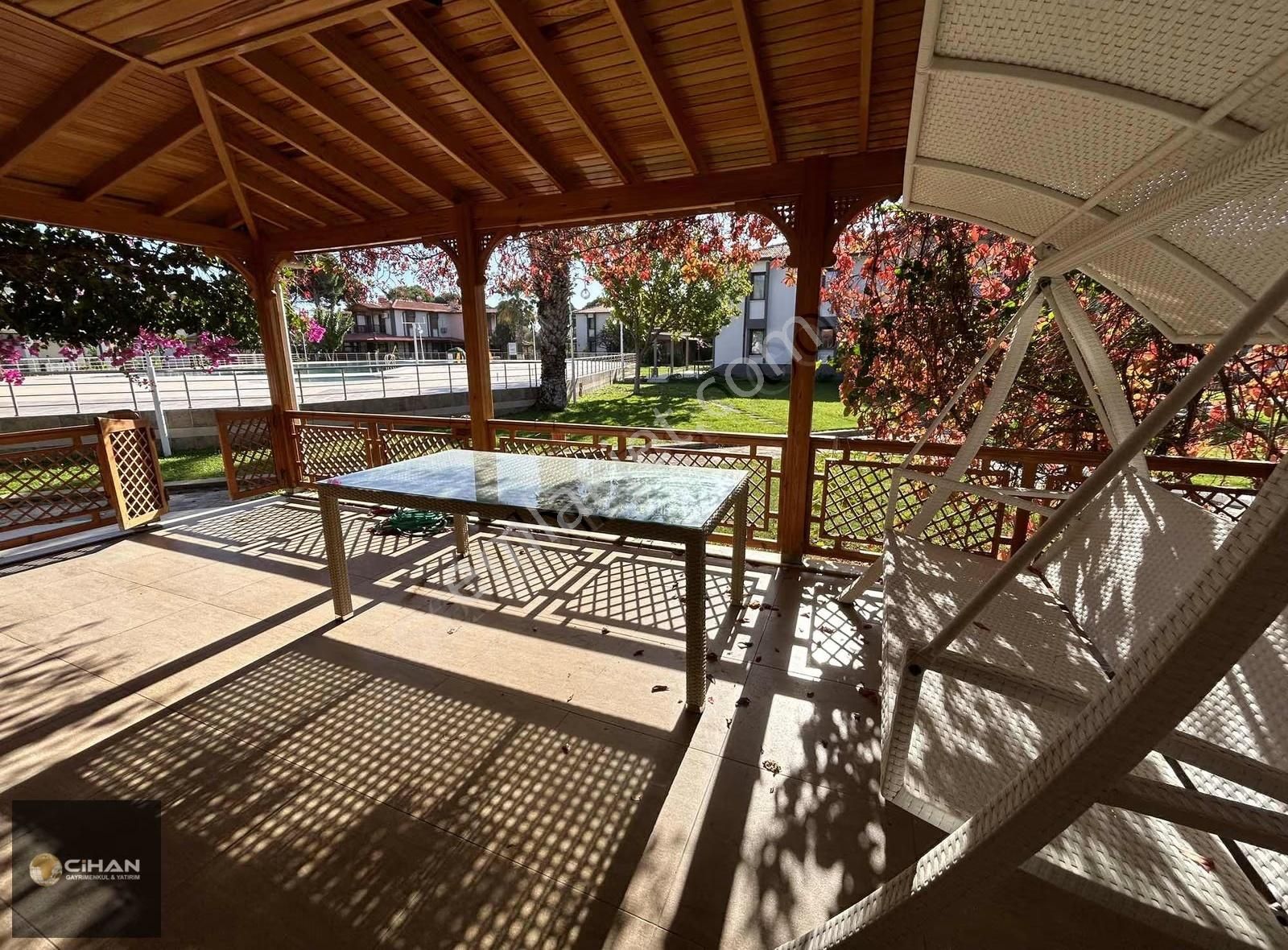 Ürkmez De Denize Sıfır Sitede Havuz Manzaralı Satılık Villa - Görsel 5