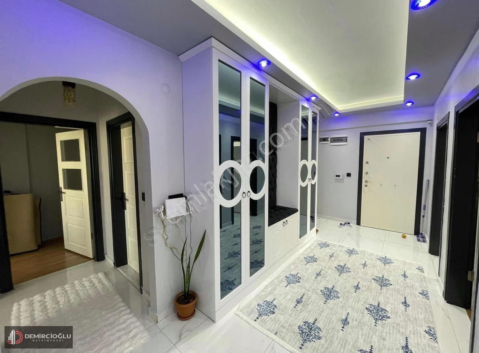 Anayurt. Meydanda. Masrafsız Yapsat Dairesi Acil