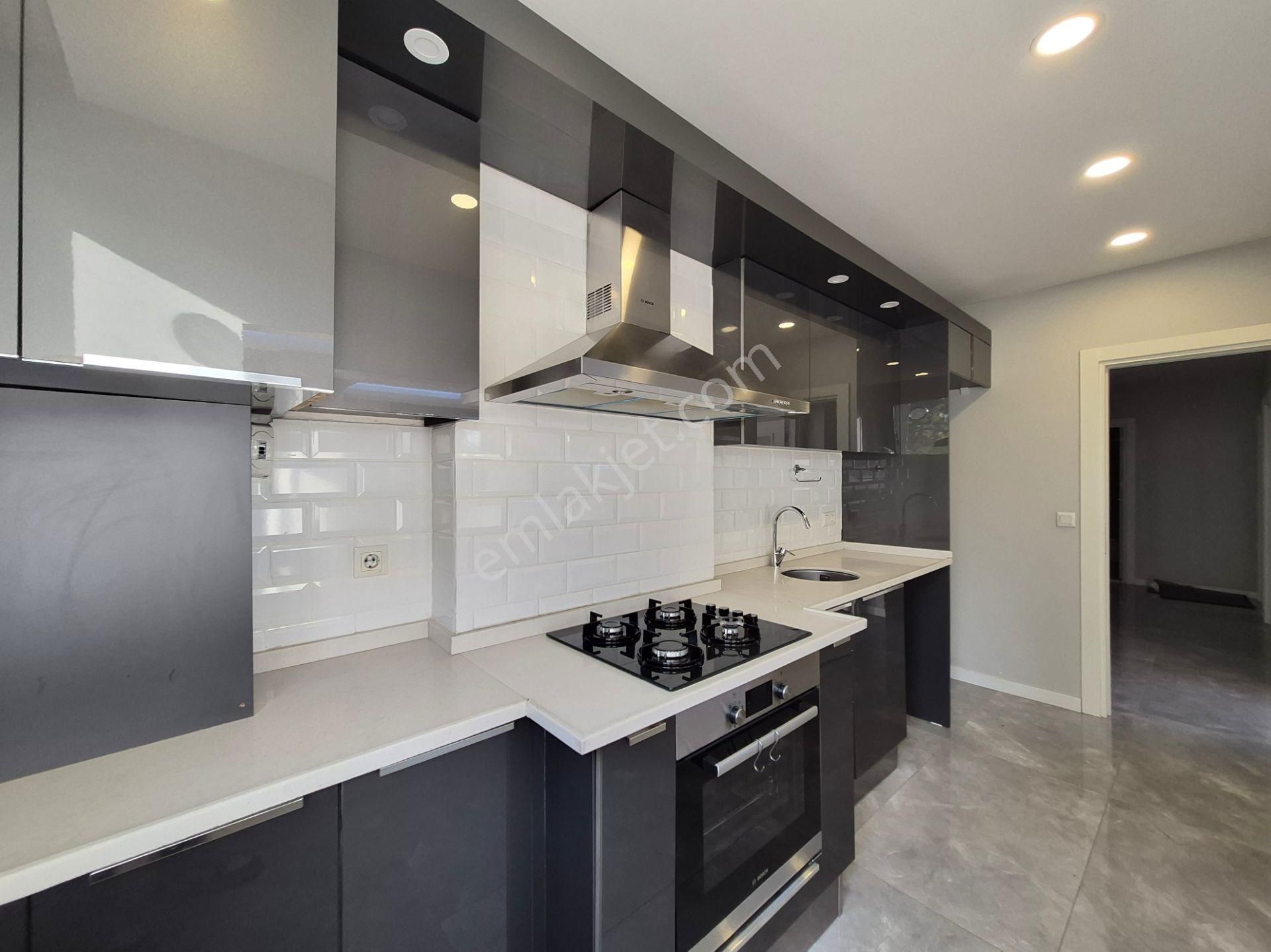 Gayrettepede Genç Binada 2+1 105 M2 1. Kat Kombili Asansörlü Kapalı Otopaklı Ebeveyn Banyolu Ferah - Görsel 23