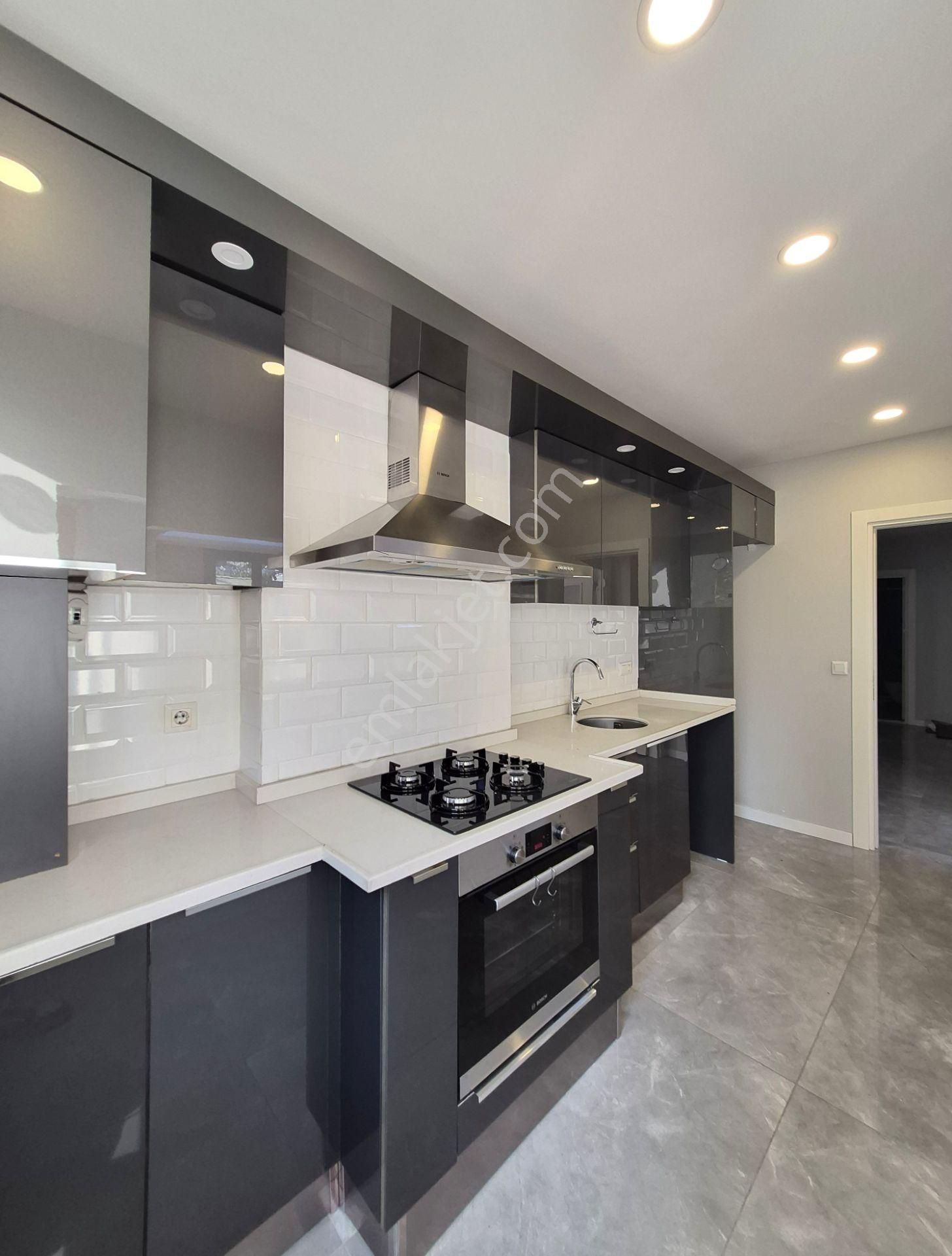 Gayrettepede Genç Binada 2+1 105 M2 1. Kat Kombili Asansörlü Kapalı Otopaklı Ebeveyn Banyolu Ferah - Görsel 24