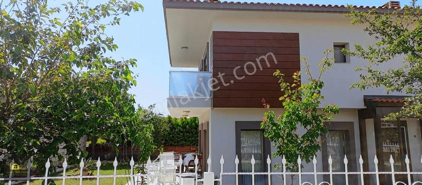 Çeşme Merkez'de Satılık Tam Müstakil 390m2 Arsa İçinde Villa - Görsel 2