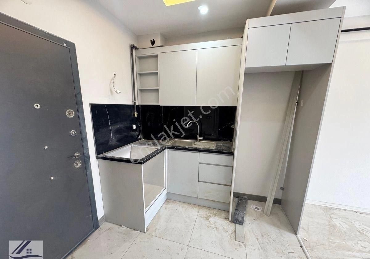 Bornova Kızılay Mahallesinde Site İçi 1+1 Lüks Arakat Asansörlü Otoparklı Satılık - Görsel 5