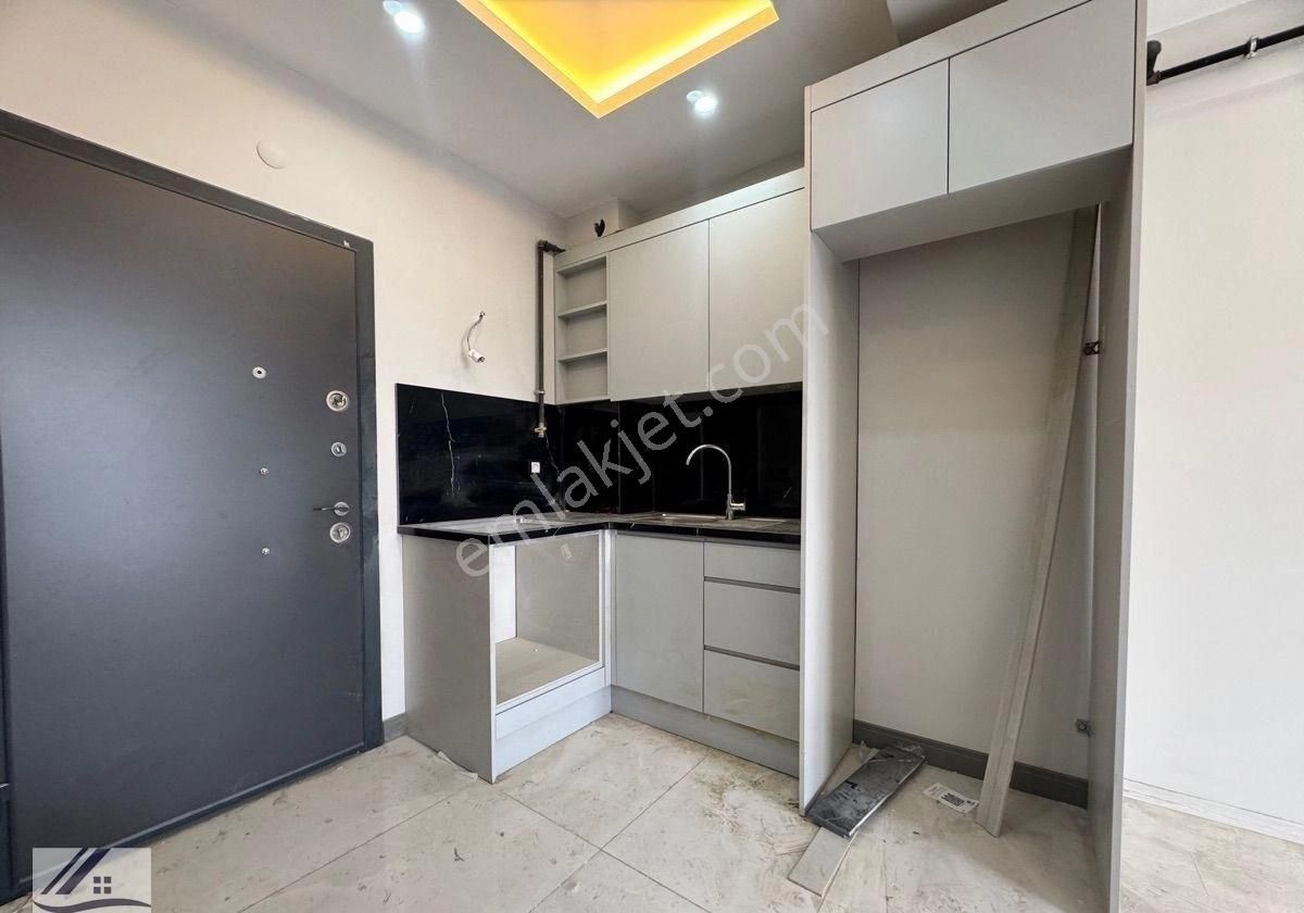 Bornova Kızılay Mahallesinde Site İçi 1+1 Lüks Arakat Asansörlü Otoparklı Satılık - Görsel 3