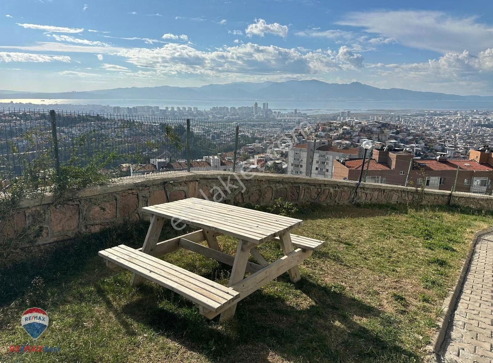 35 Yakakent Site İçinde , Havuzlu 3+1 Geniş Daire Satılık