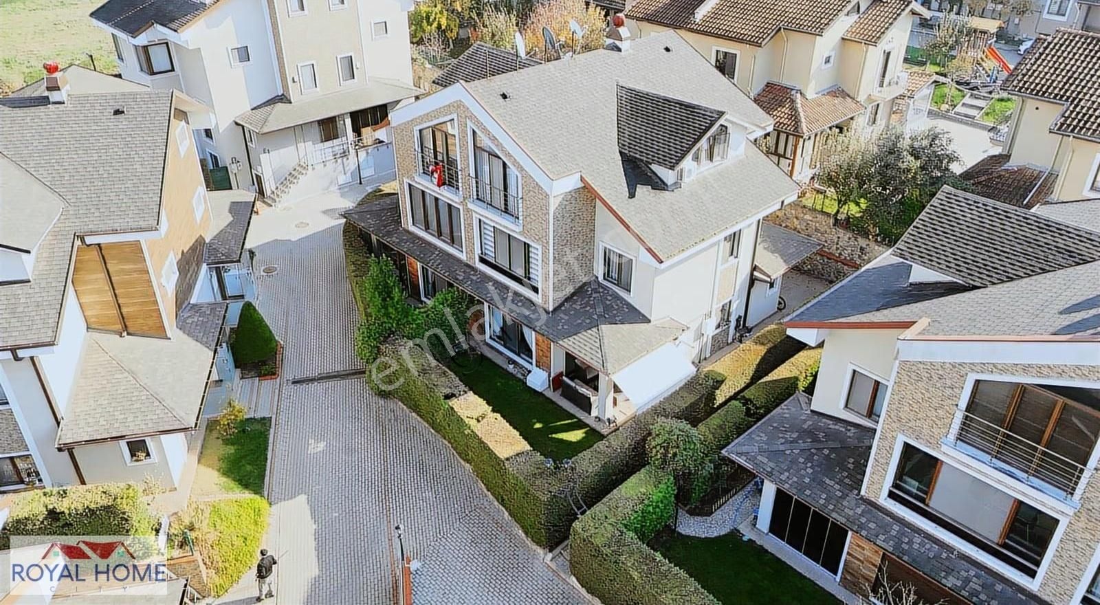 Demirci'de Üçevler Sınırında Sitede Eşyalı Kiralık 4+1 Villa - Görsel 12