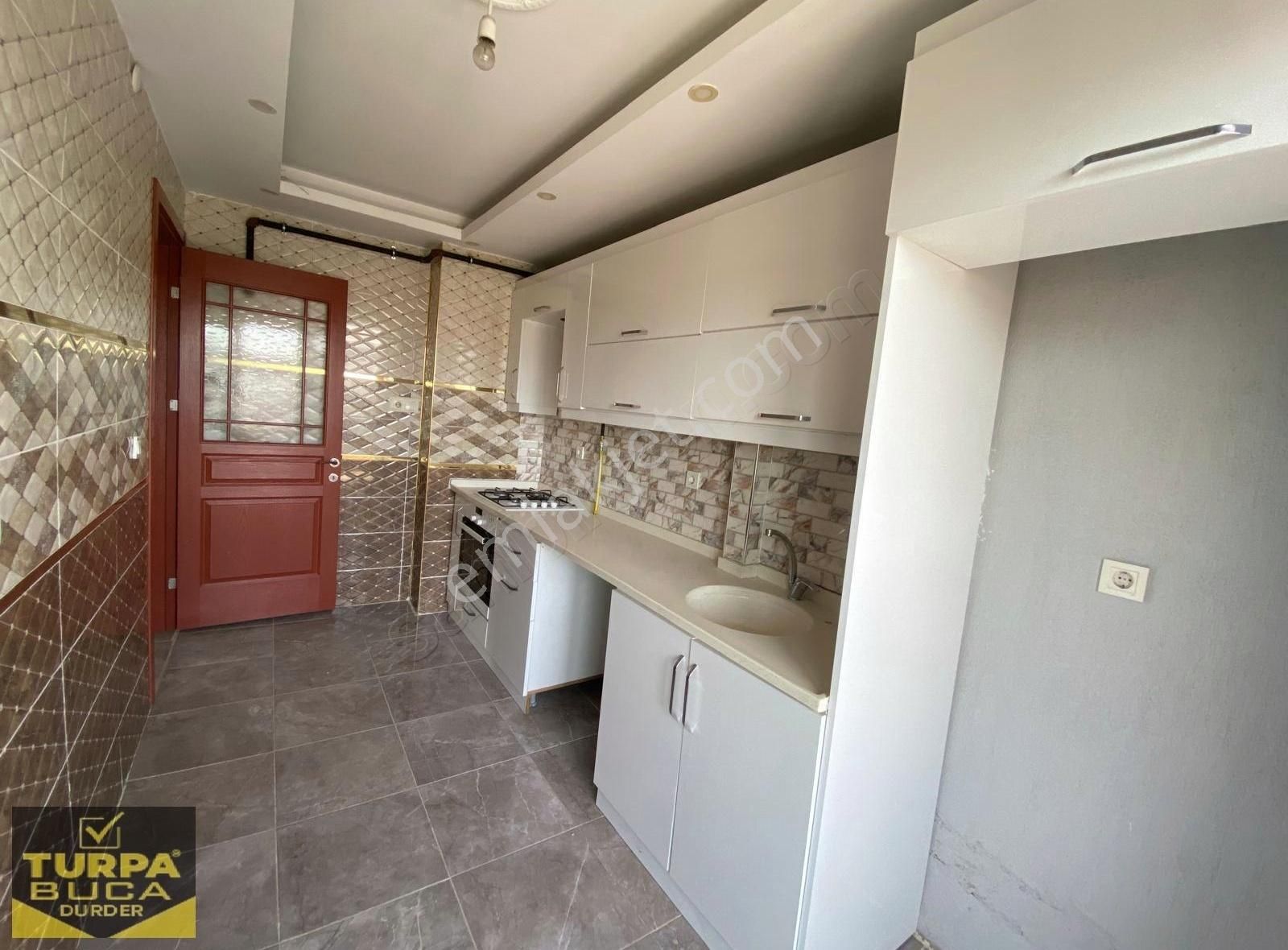 Turpa' Dan Yeşilbağlar' Da Cadde Üstü 2+1 Balkonlu D.gazlı Daire - Görsel 14