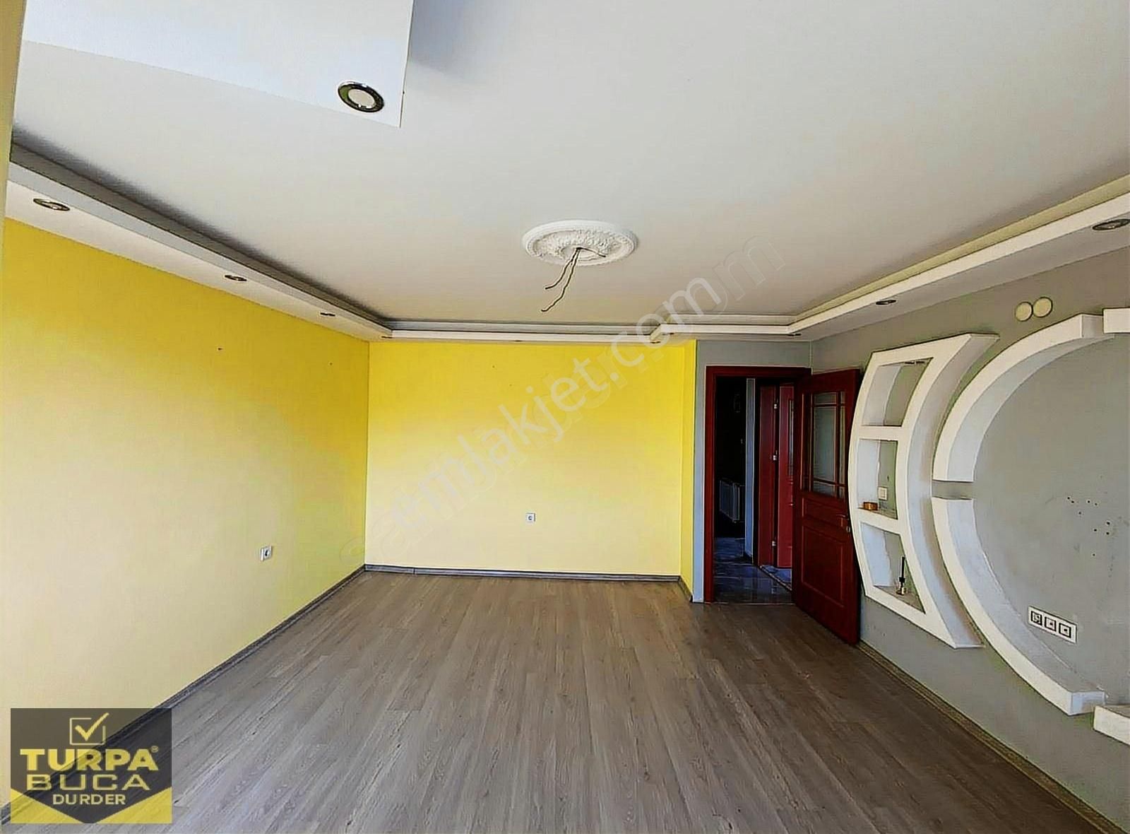 Turpa' Dan Yeşilbağlar' Da Cadde Üstü 2+1 Balkonlu D.gazlı Daire - Görsel 6