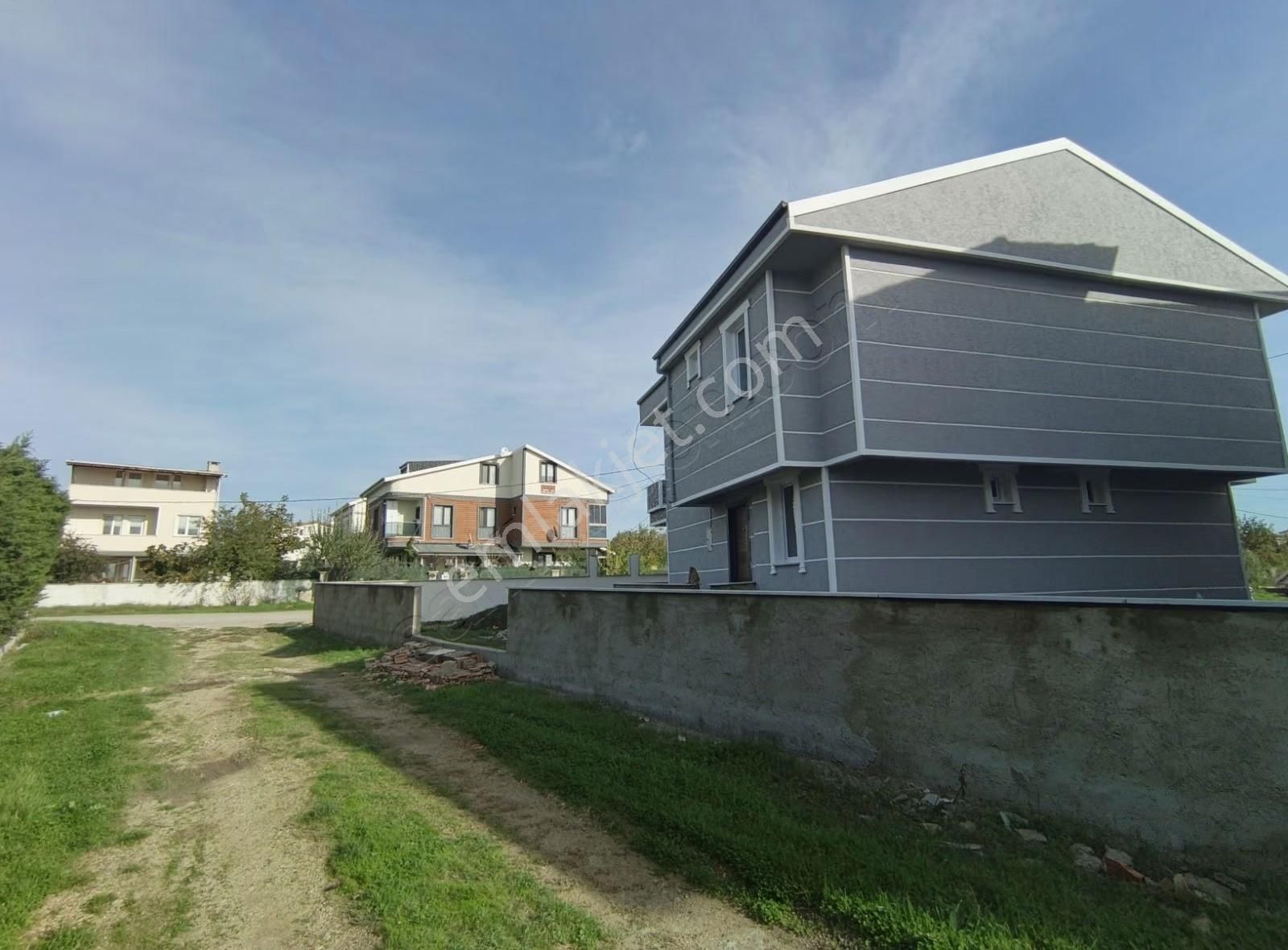 Yeniçiftlikte Cadde Cepheli Köşe Parsel Villa 2+1 İskanlı Sıfır - Görsel 2