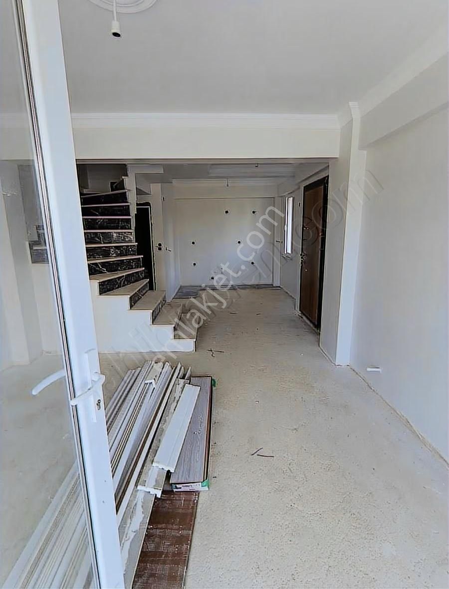 Yeniçiftlikte Cadde Cepheli Köşe Parsel Villa 2+1 İskanlı Sıfır - Görsel 6