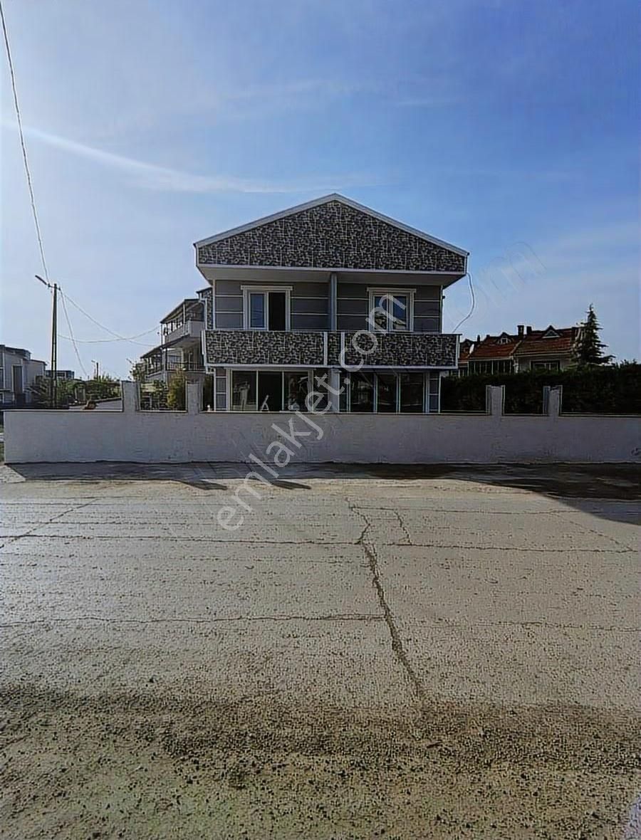 Yeniçiftlikte Cadde Cepheli Köşe Parsel Villa 2+1 İskanlı Sıfır