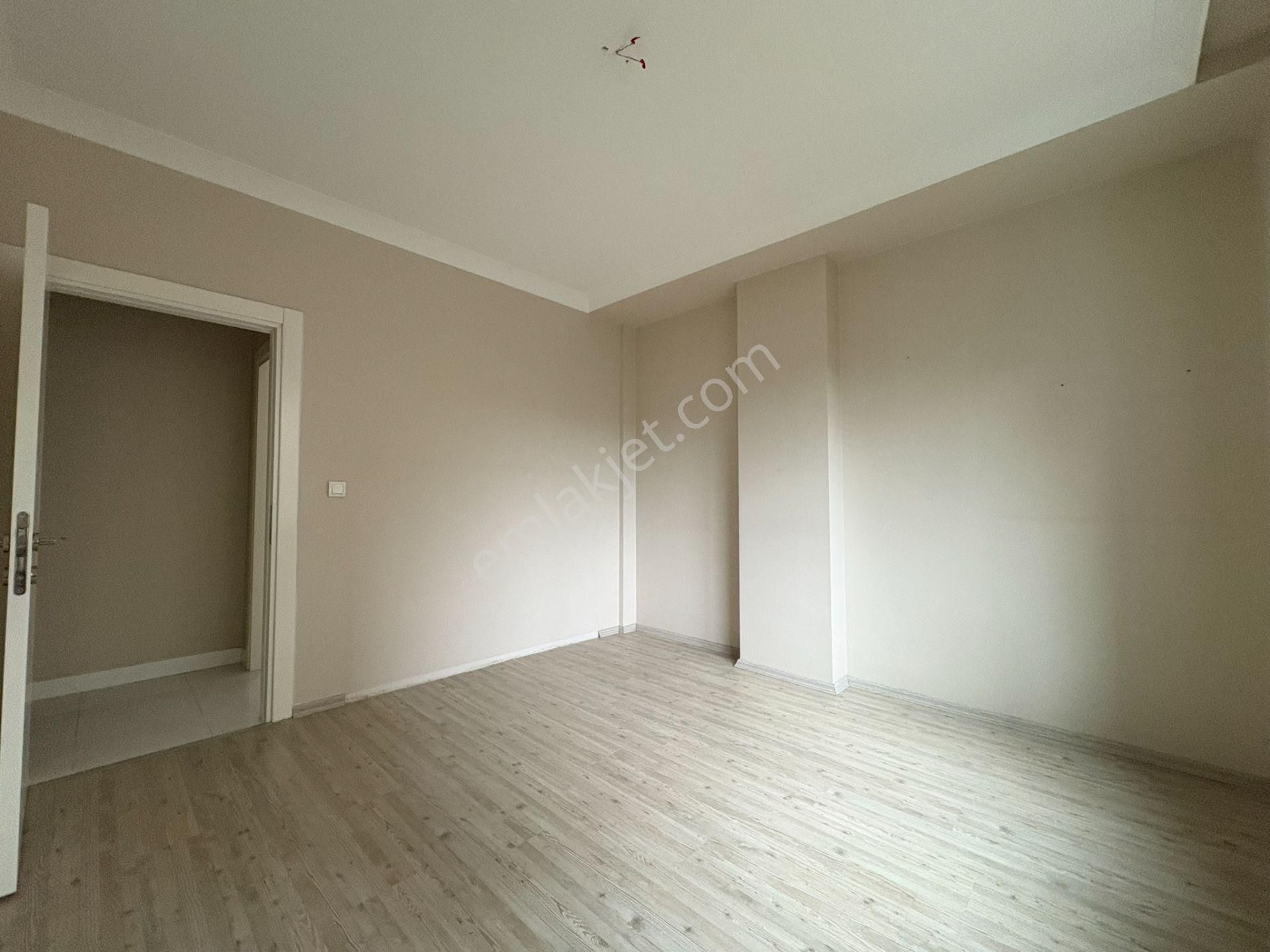 Emin Alipaşa Caddesinde Marmaray Sahile Yakın 2+1 75 M² Net - Görsel 13