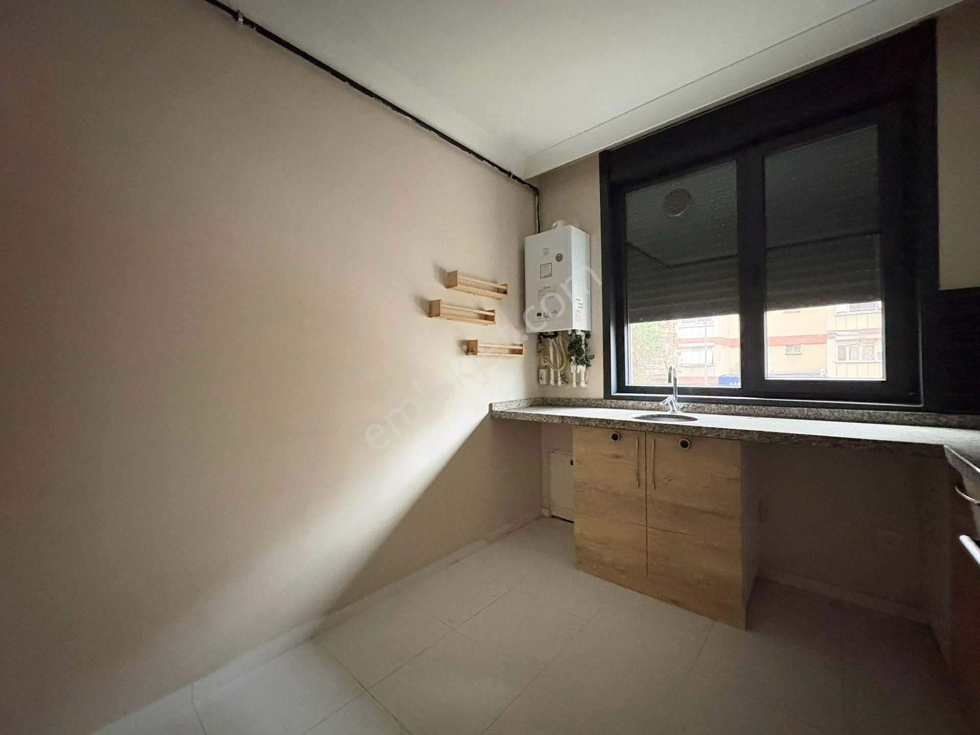 Emin Alipaşa Caddesinde Marmaray Sahile Yakın 2+1 75 M² Net - Görsel 6