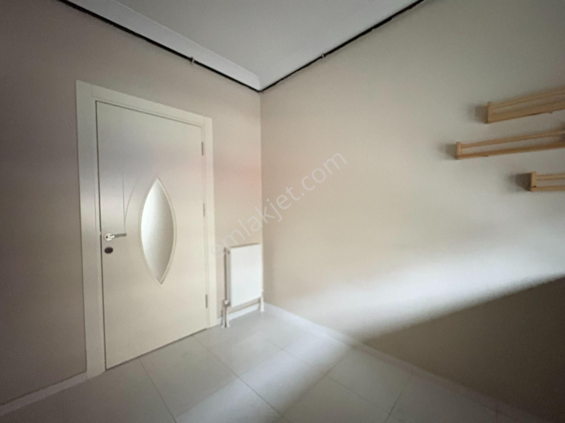 Emin Alipaşa Caddesinde Marmaray Sahile Yakın 2+1 75 M² Net - Görsel 9