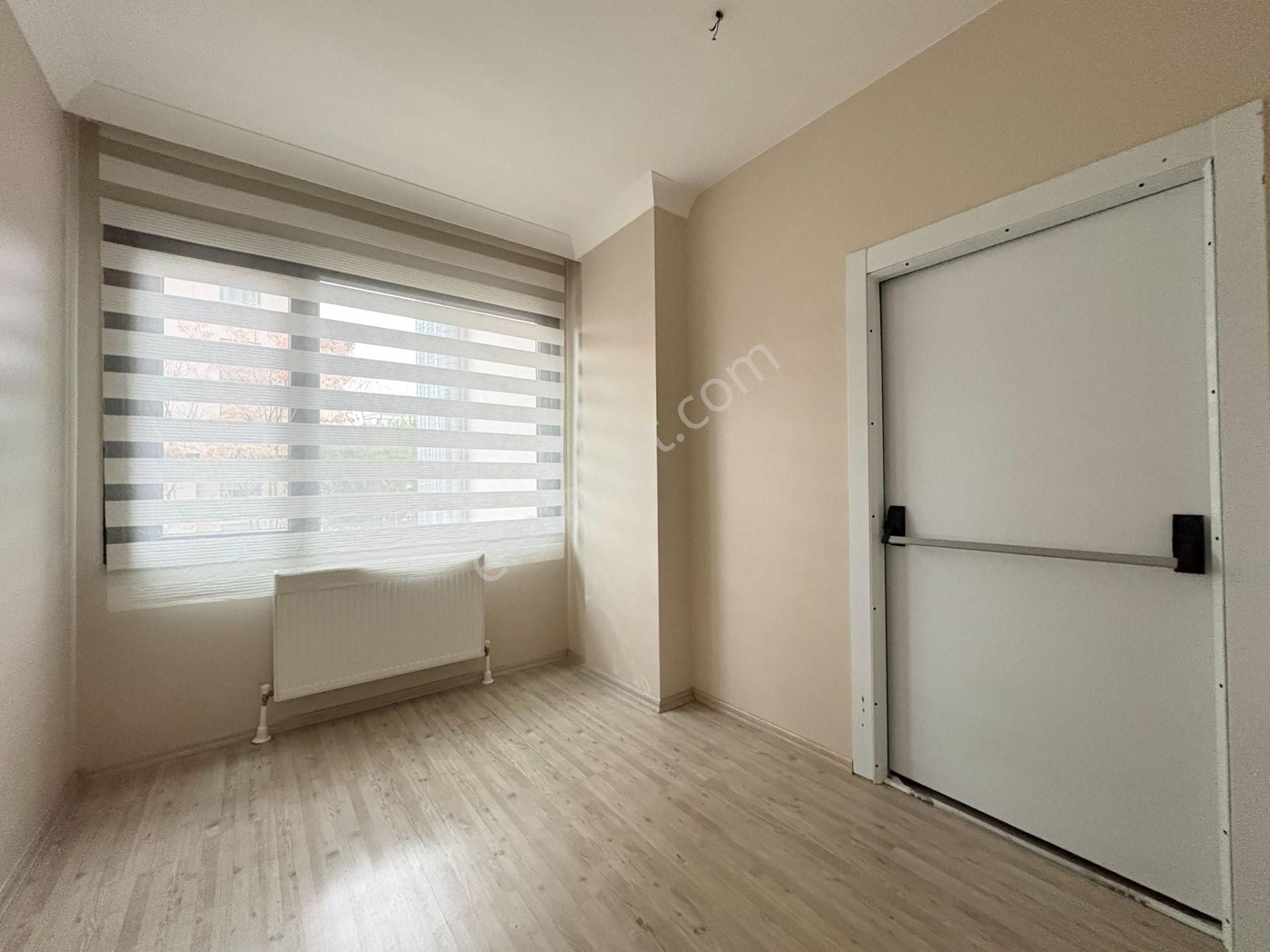 Emin Alipaşa Caddesinde Marmaray Sahile Yakın 2+1 75 M² Net - Görsel 16