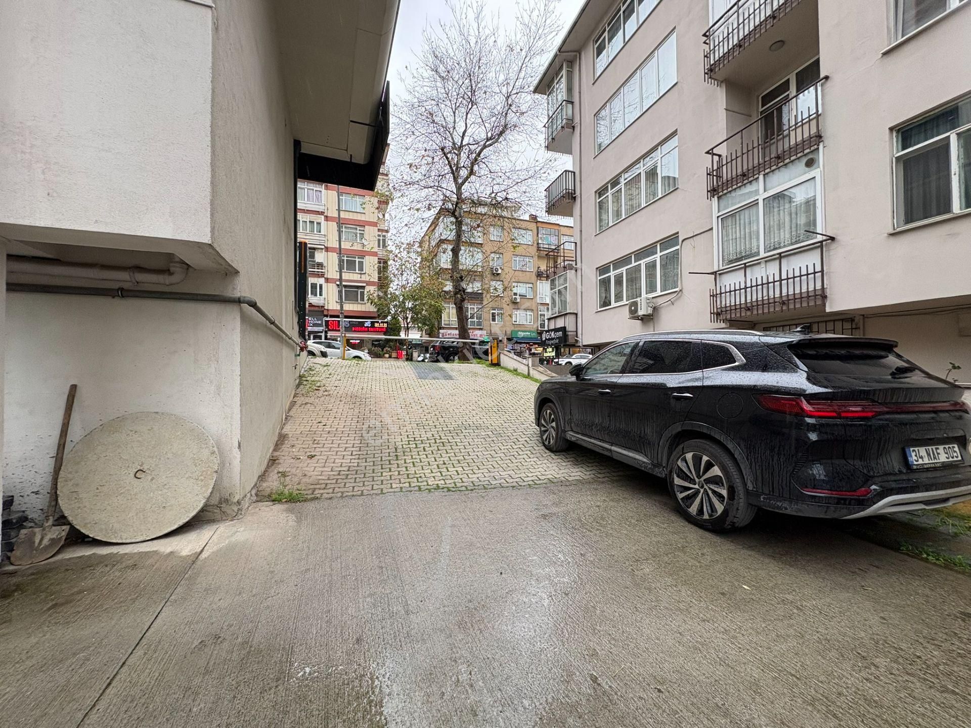 Emin Alipaşa Caddesinde Marmaray Sahile Yakın 2+1 75 M² Net - Görsel 31