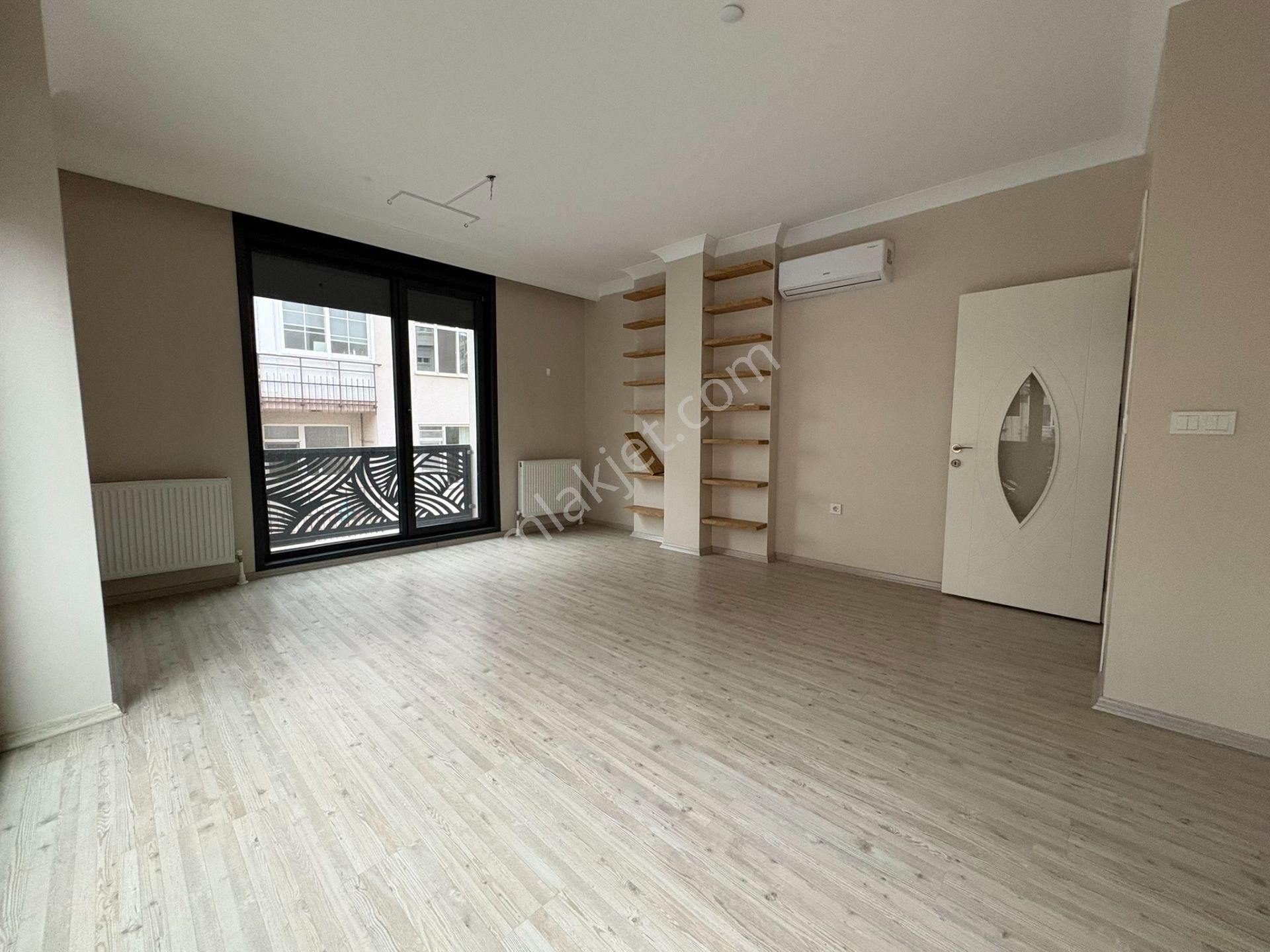 Emin Alipaşa Caddesinde Marmaray Sahile Yakın 2+1 75 M² Net - Görsel 3