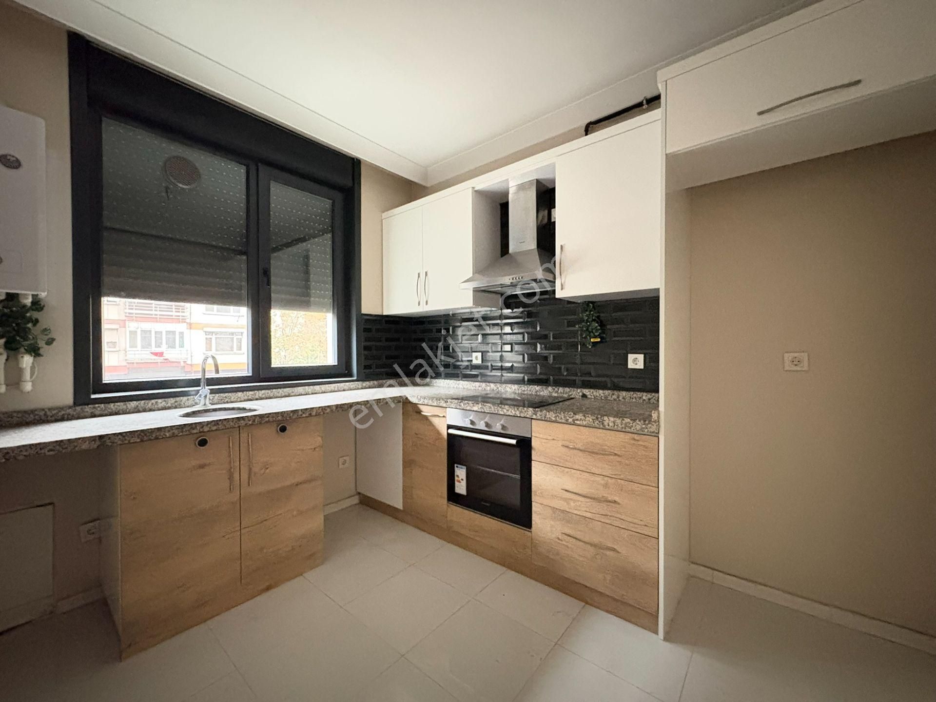 Emin Alipaşa Caddesinde Marmaray Sahile Yakın 2+1 75 M² Net - Görsel 7